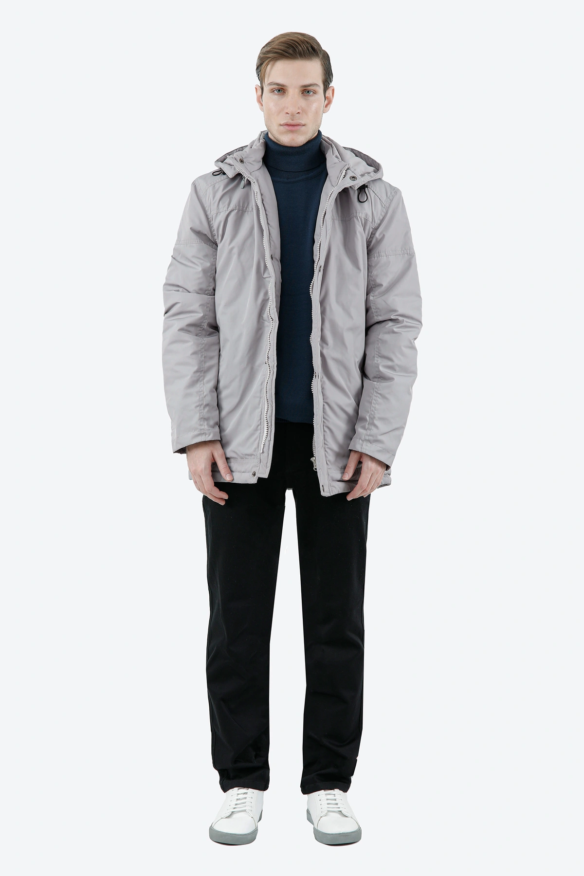 کاپشن کلاهدار مردانه از برند پاتن جامه می باشد. کاپشن گرم بادگیر و ضد آب رنگ طوسی روشن.