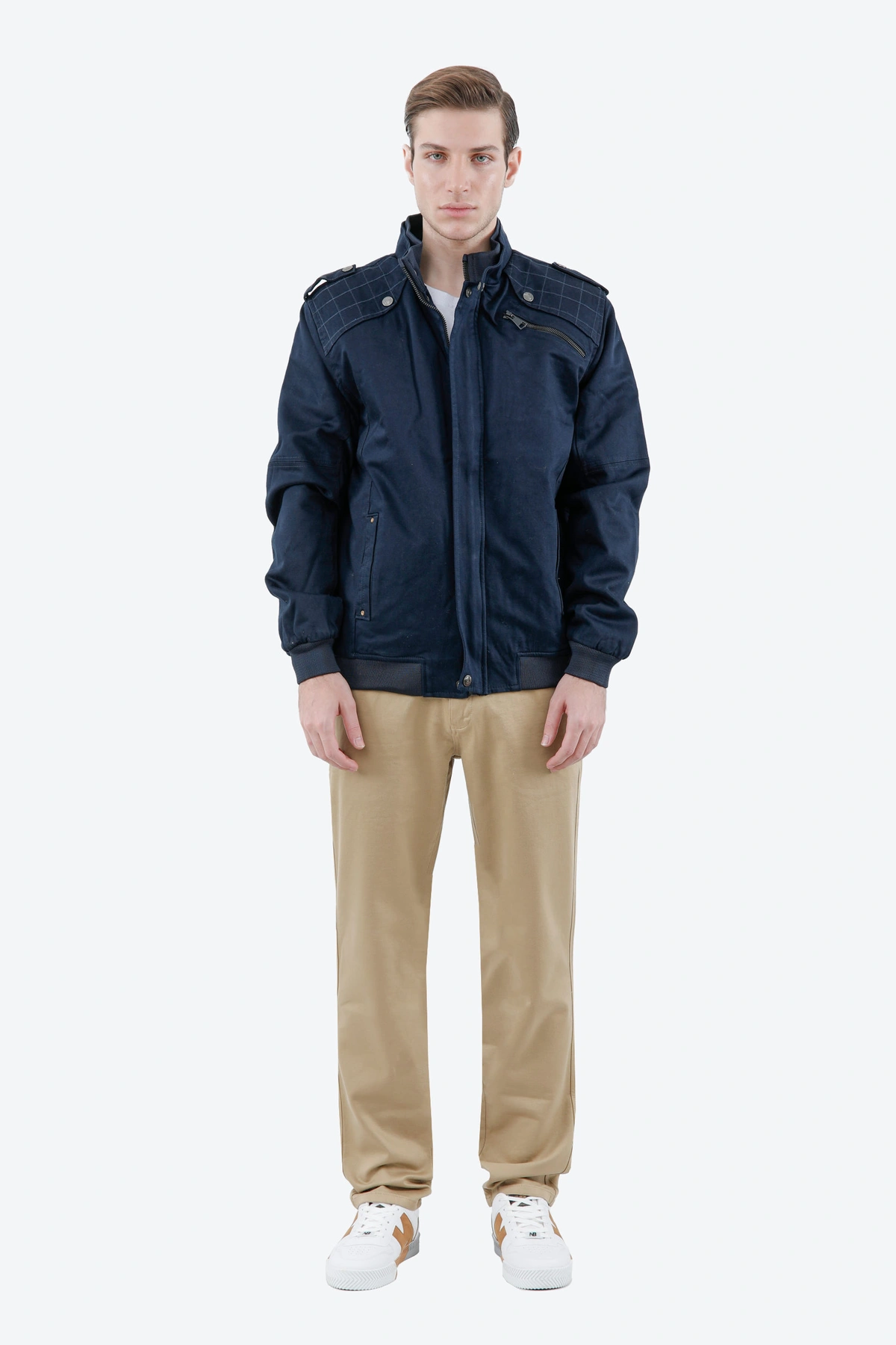 کاپشن کتان مردانه یقه ایستاده از برند پاتن جامه ، کاپشن گرم آستری شمعی رنگ سرمه ای. 