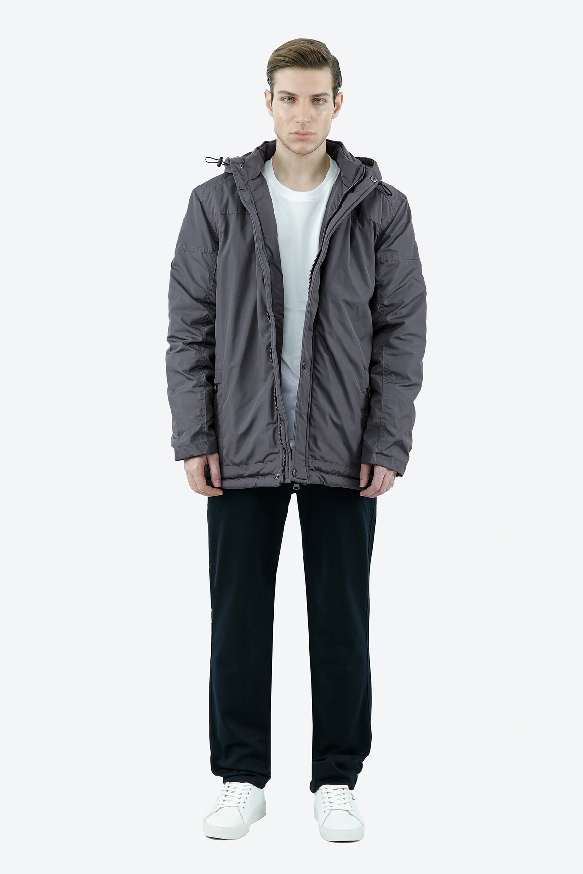 کاپشن کلاهدار مردانه از برند پاتن جامه می باشد. کاپشن گرم بادگیر و ضد آب رنگ طوسی تیره.