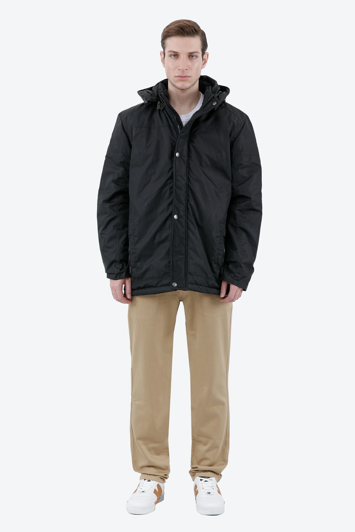 کاپشن کلاهدار مردانه از برند پاتن جامه می باشد. کاپشن گرم بادگیر و ضد آب رنگ طوسی مشکی.