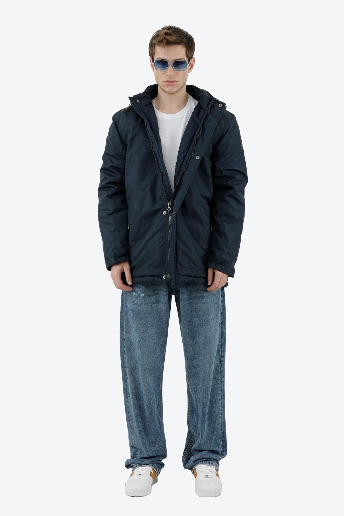 کاپشن کلاهدار مردانه از برند پاتن جامه می باشد. کاپشن گرم بادگیر و ضد آب رنگ سرمه ای.