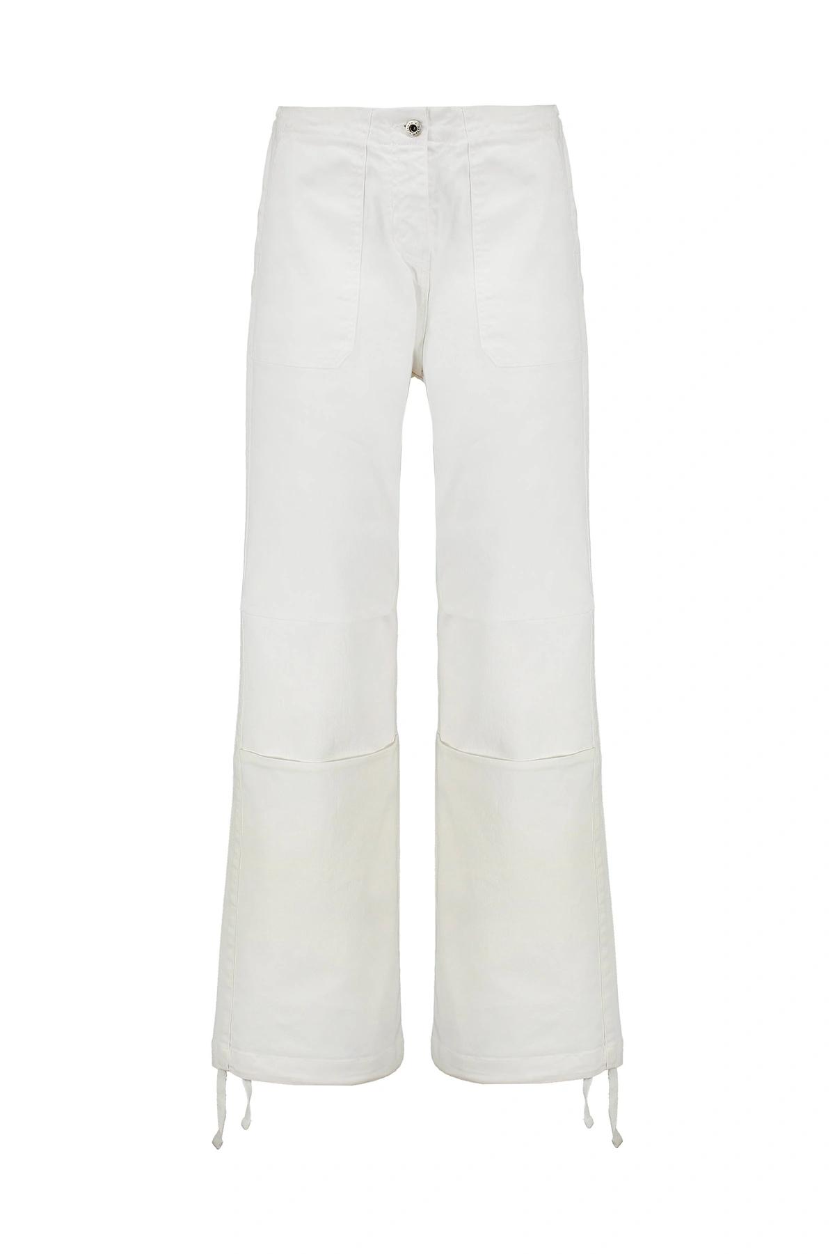 شلوار کارگو زنانه تولید برند پاتن جامه می باشد. شلوار بگی رنگ سفید خرید آسان و ارسال رایگان.