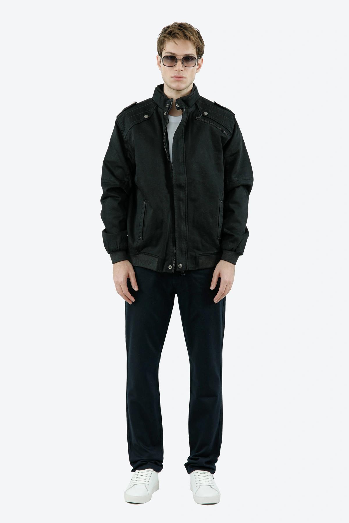 کاپشن کتان مردانه یقه ایستاده از برند پاتن جامه ، کاپشن گرم آستری شمعی رنگ مشکی.