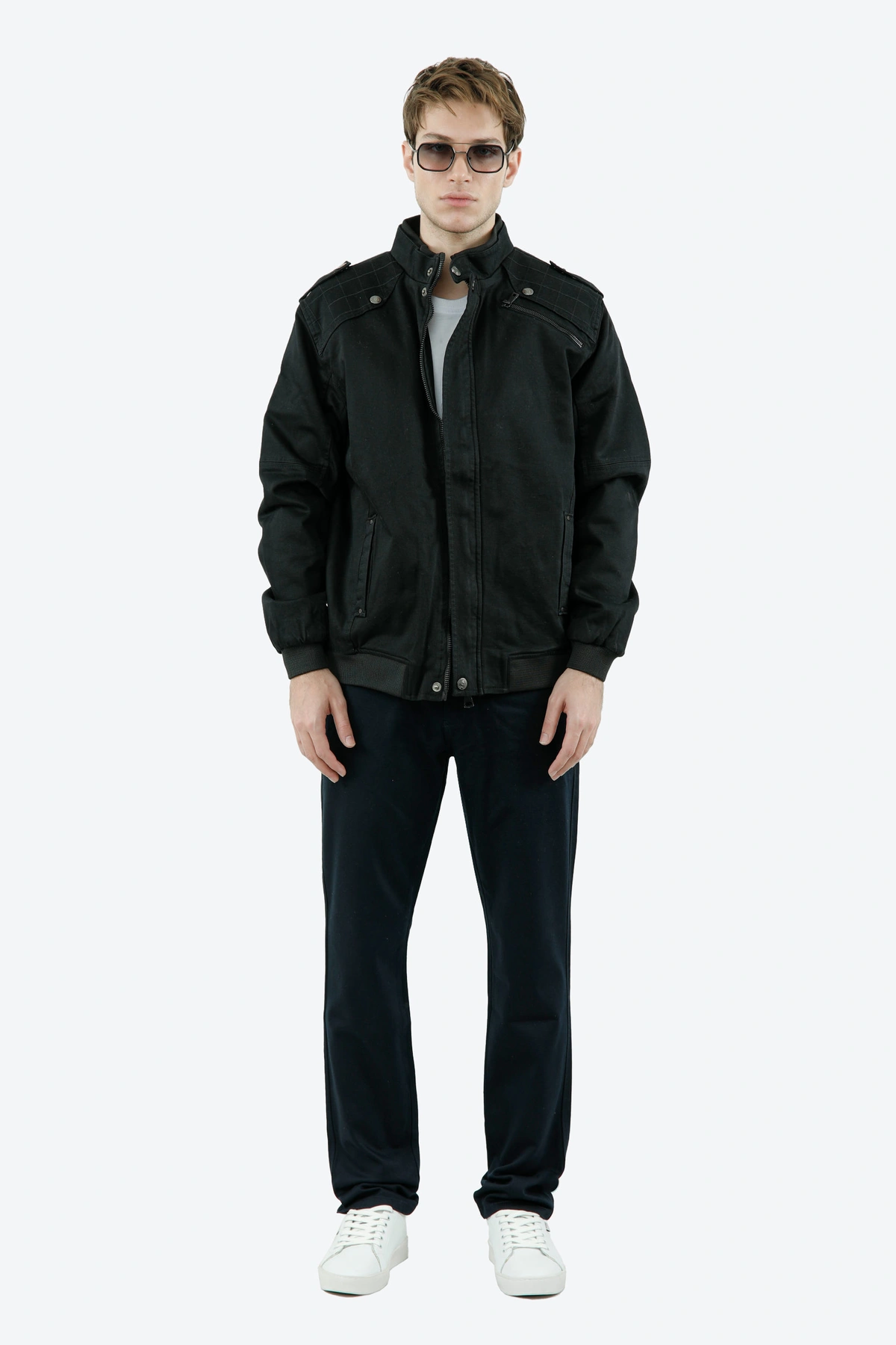 کاپشن کتان مردانه یقه ایستاده از برند پاتن جامه ، کاپشن گرم آستری شمعی رنگ مشکی.