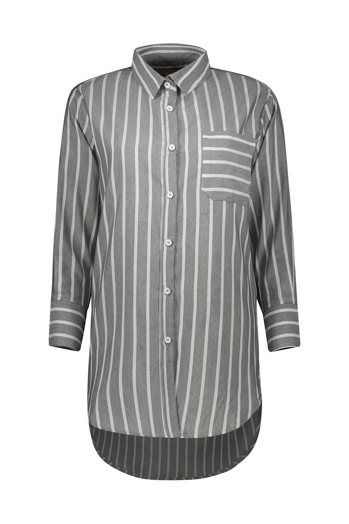 شومیز بلند زنانه تولید برند پاتن جامه ، شومیز طرح راه راه یقه برگردان دارای تک جیب قد تا بالای زانو 