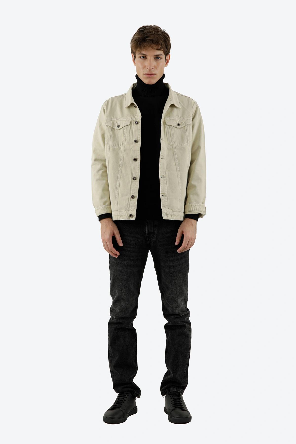 خرید کاپشن مردانه لیوایزی ، کاپشن کوتاه دکمه دار دارای دو جیب در دار روی قسمت سینه رنگ کرم.