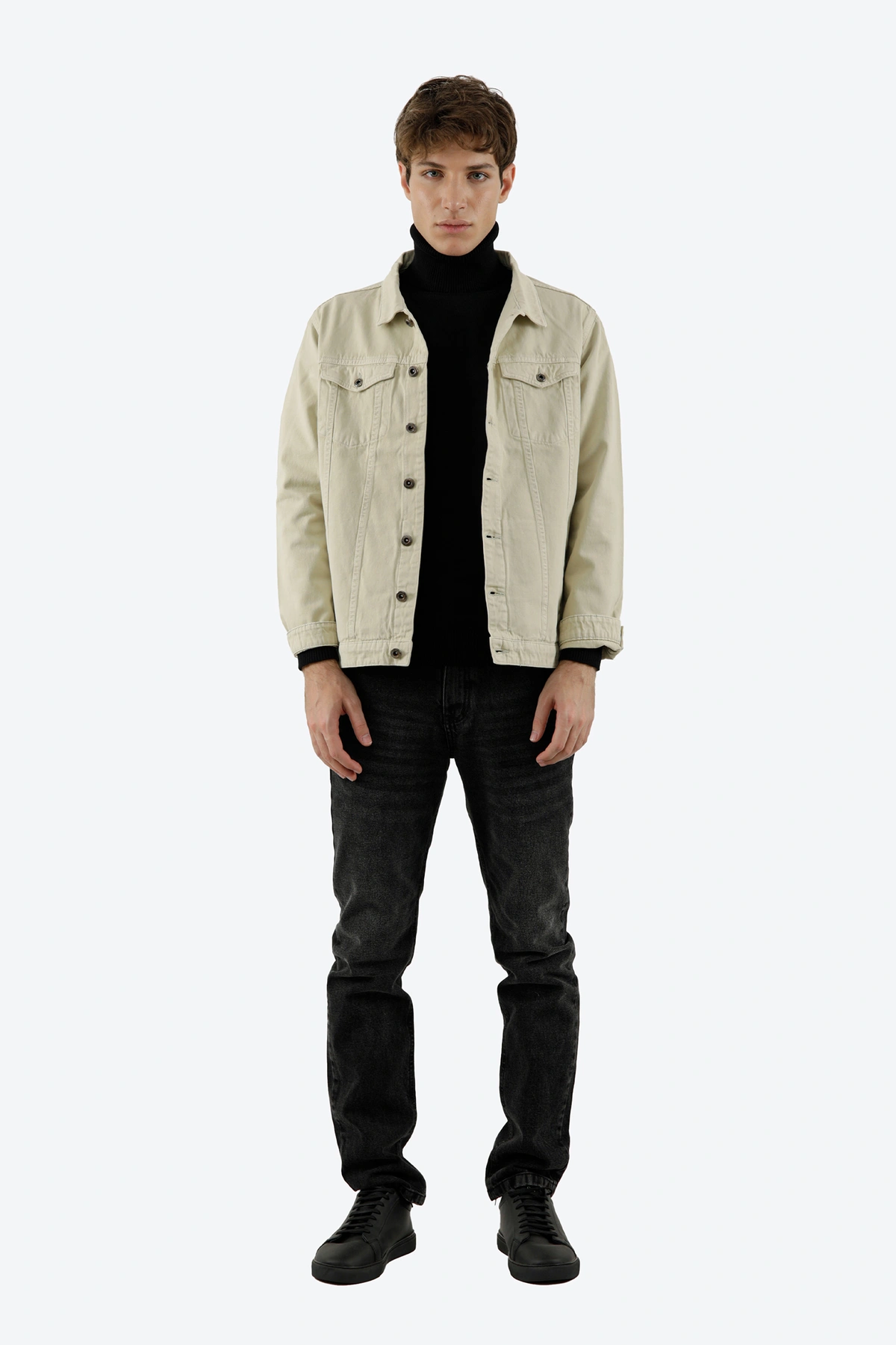 خرید کاپشن مردانه لیوایزی ، کاپشن کوتاه دکمه دار دارای دو جیب در دار روی قسمت سینه رنگ کرم.