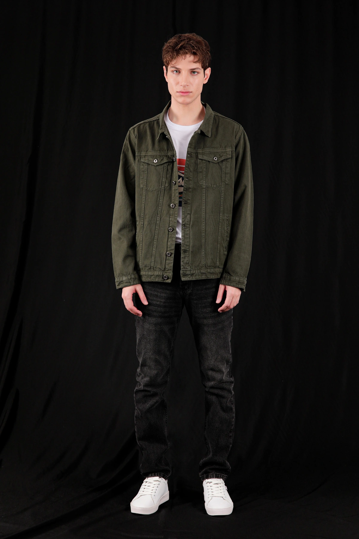 خرید کاپشن مردانه لیوایزی ، کاپشن کوتاه دکمه دار دارای دو جیب در دار روی قسمت سینه رنگ سبز  تیره.