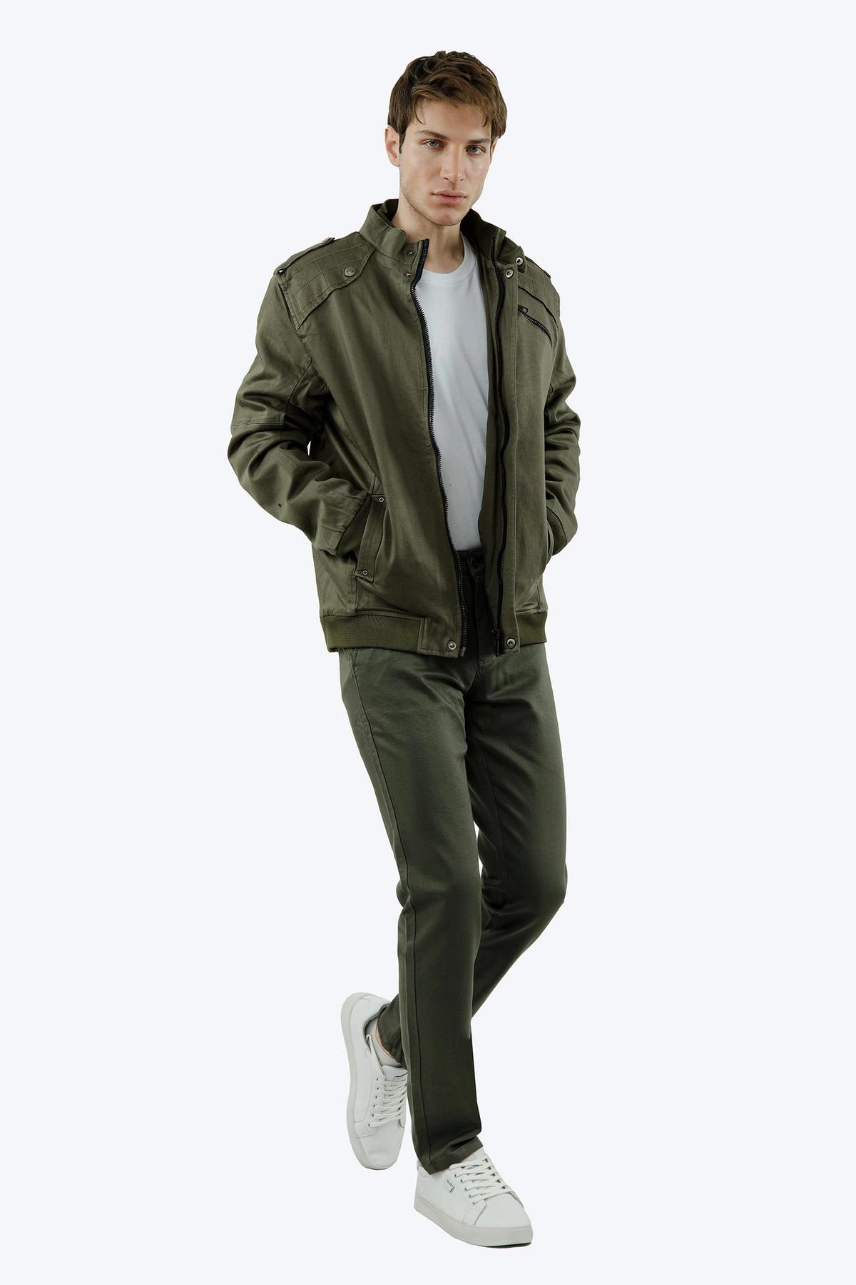 کاپشن کتان مردانه یقه ایستاده از برند پاتن جامه ، کاپشن گرم آستری شمعی رنگ سبز تیره. 