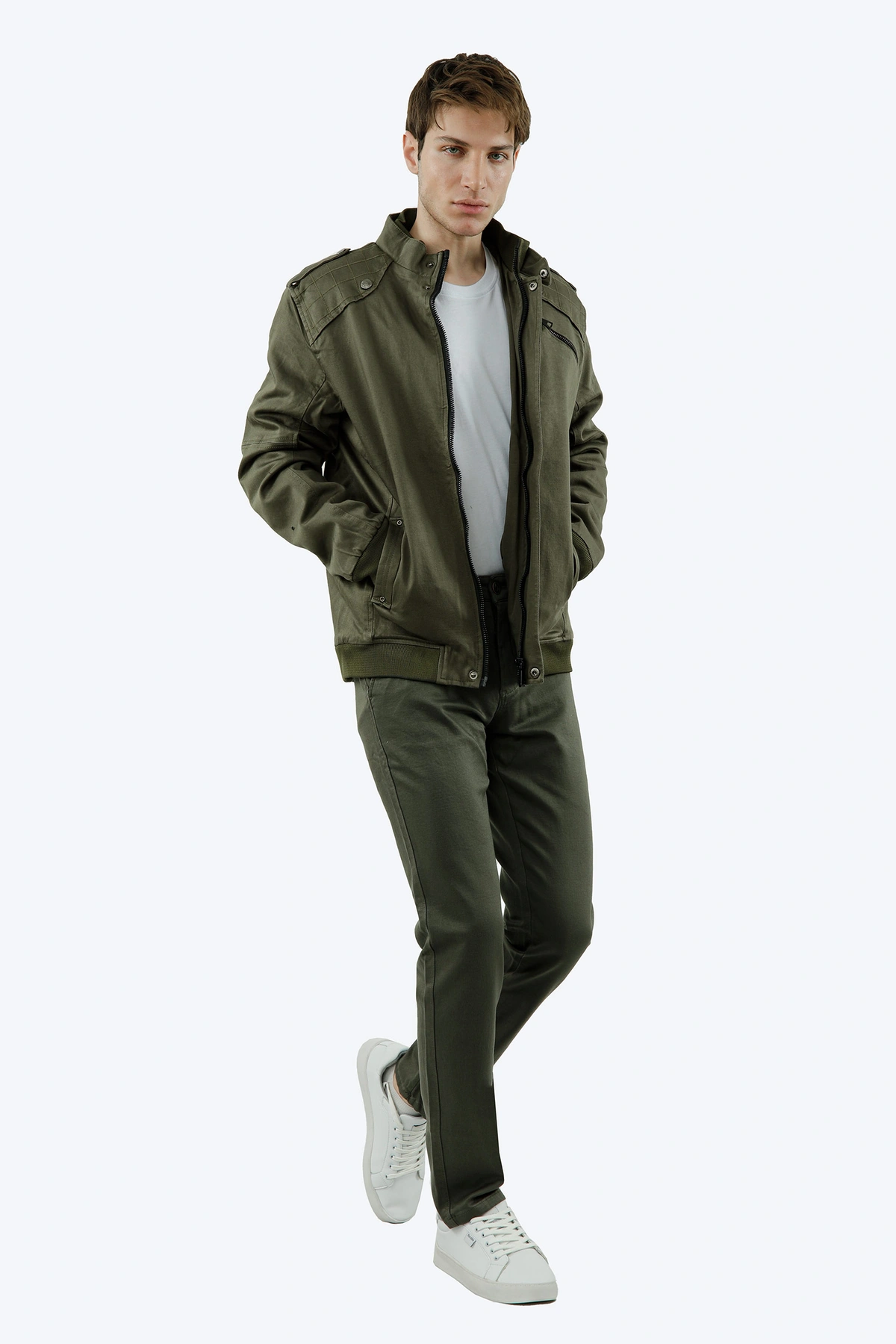 کاپشن کتان مردانه یقه ایستاده از برند پاتن جامه ، کاپشن گرم آستری شمعی رنگ سبز تیره. 