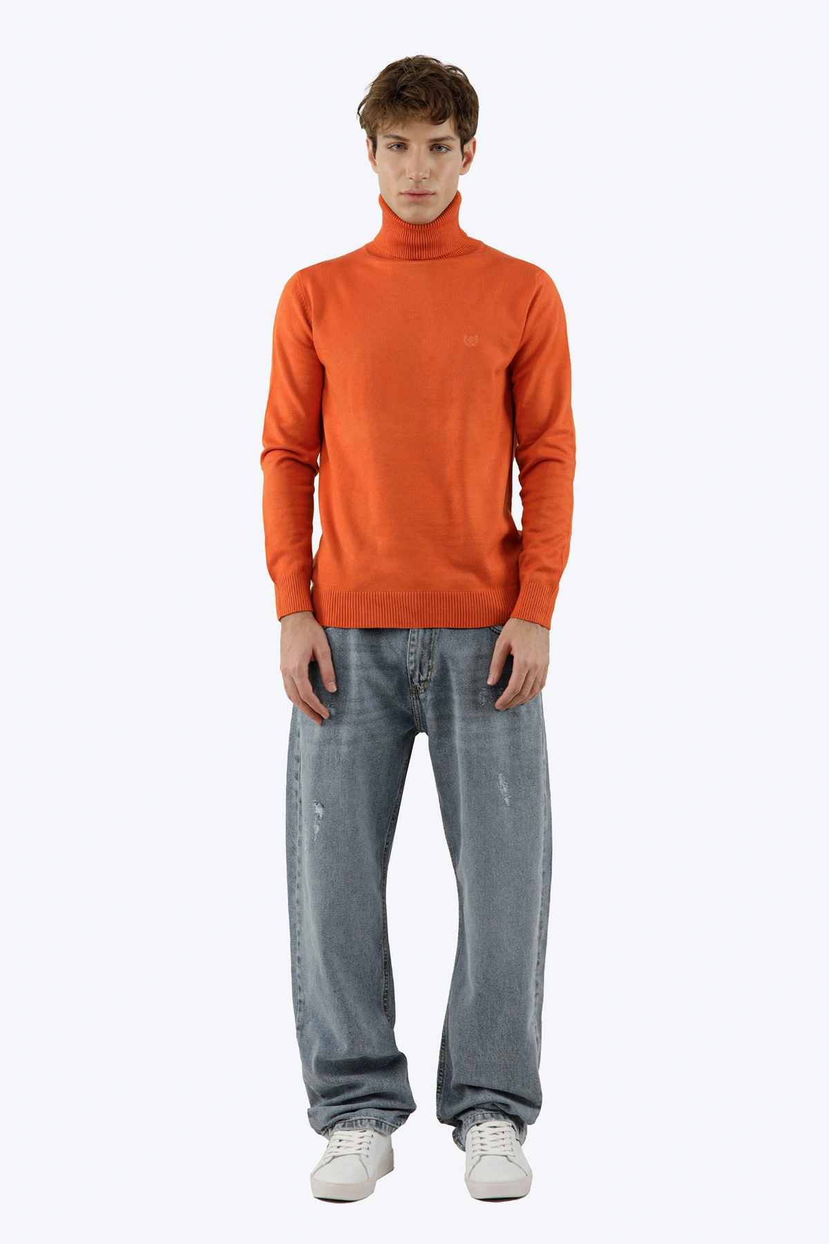 پلیور بافت مردانه یقه اسکی رنگ نارنجی از برند پاتن جامه ، مناسب استفاده در فصول زمستان. 