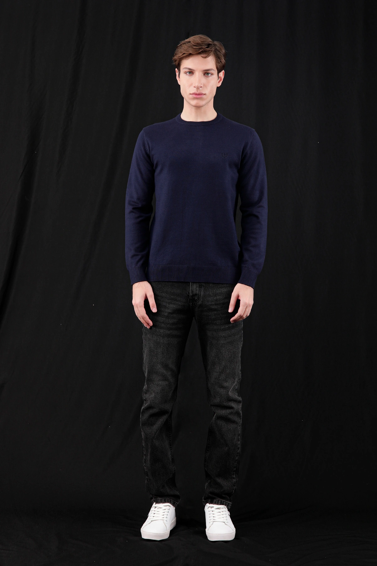 بافت یقه گرد  سرمه ای مردانه ، تولید از برند پاتن جامه ، پلیور گرم مردانه مناسب فصول سرد.