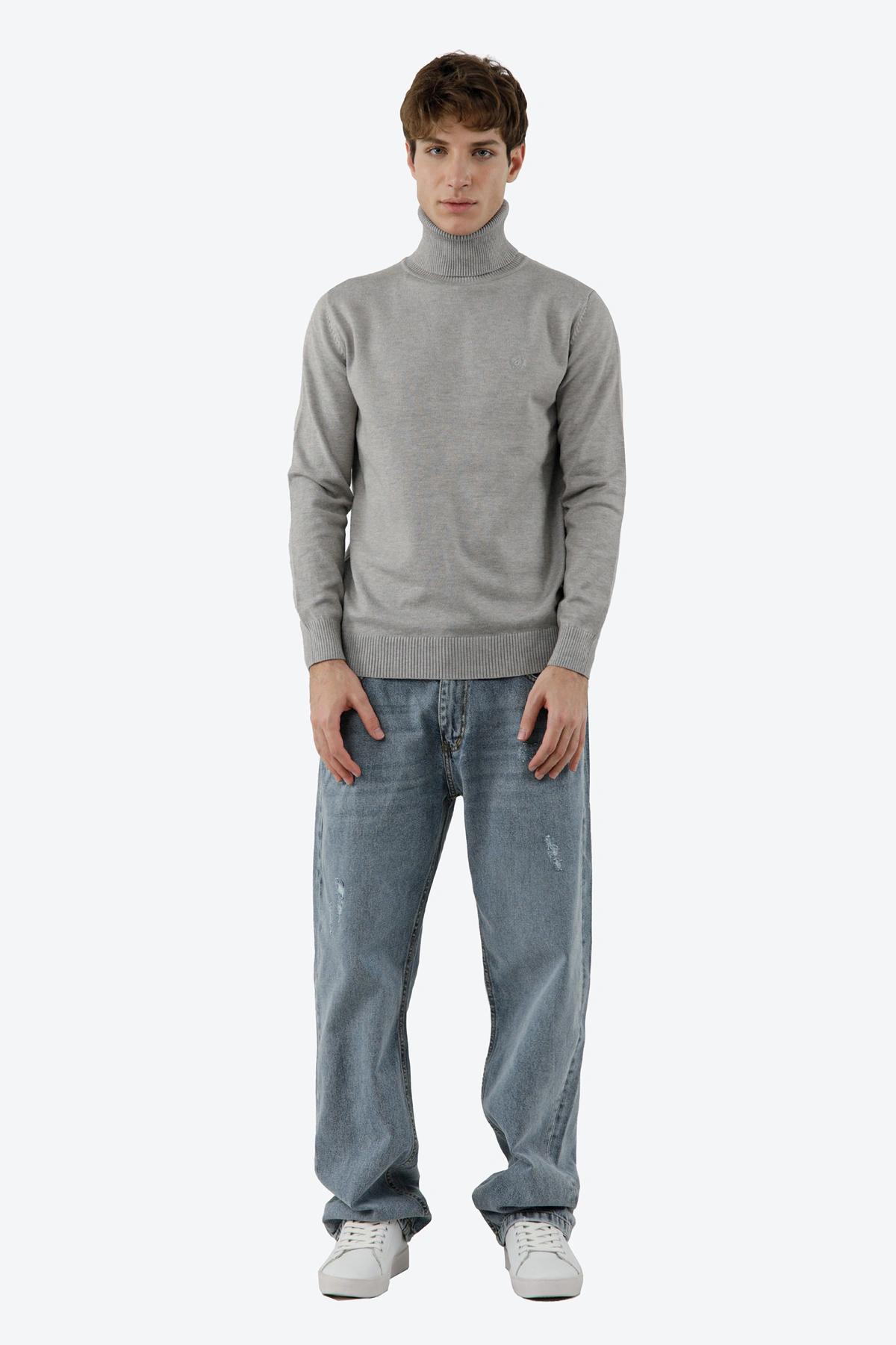 پلیور بافت مردانه یقه اسکی رنگ طوسی روشن از برند پاتن جامه ، مناسب استفاده در فصول زمستان. 