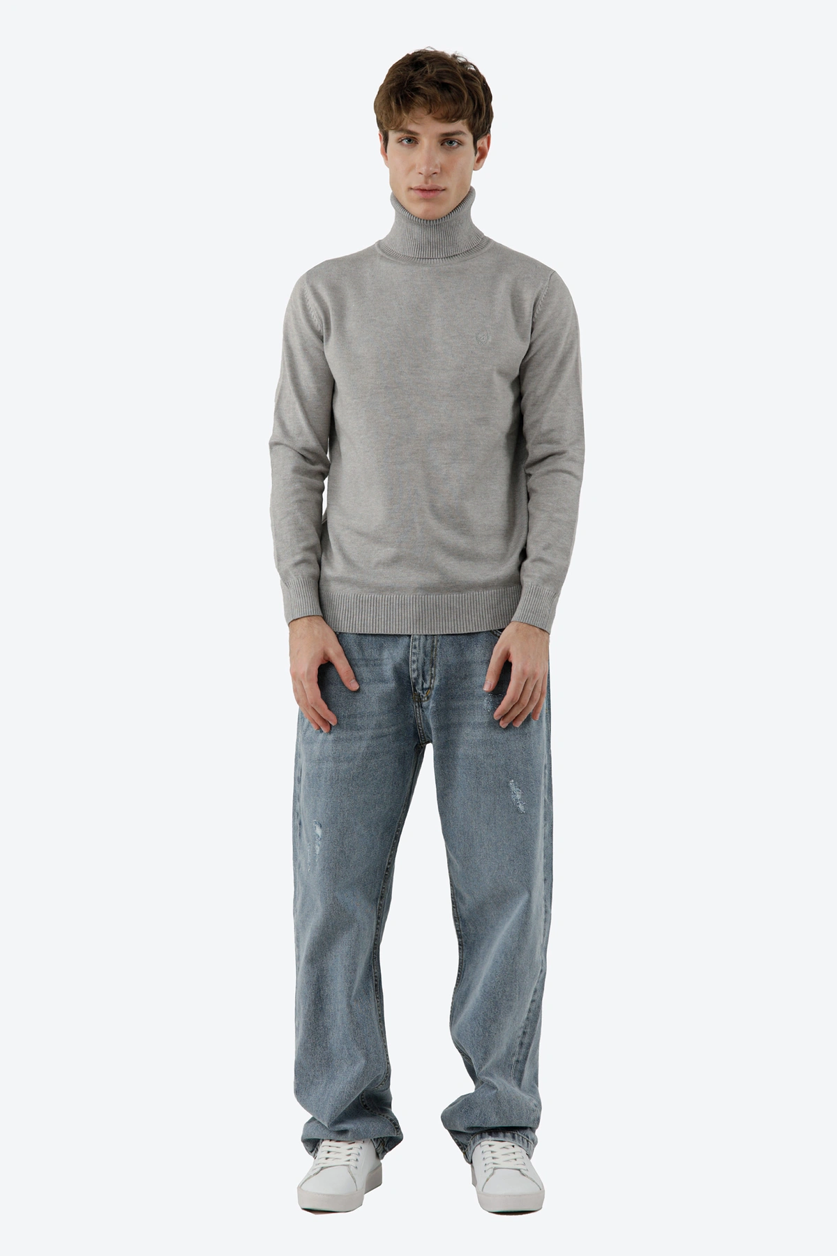 پلیور بافت مردانه یقه اسکی رنگ طوسی روشن از برند پاتن جامه ، مناسب استفاده در فصول زمستان. 