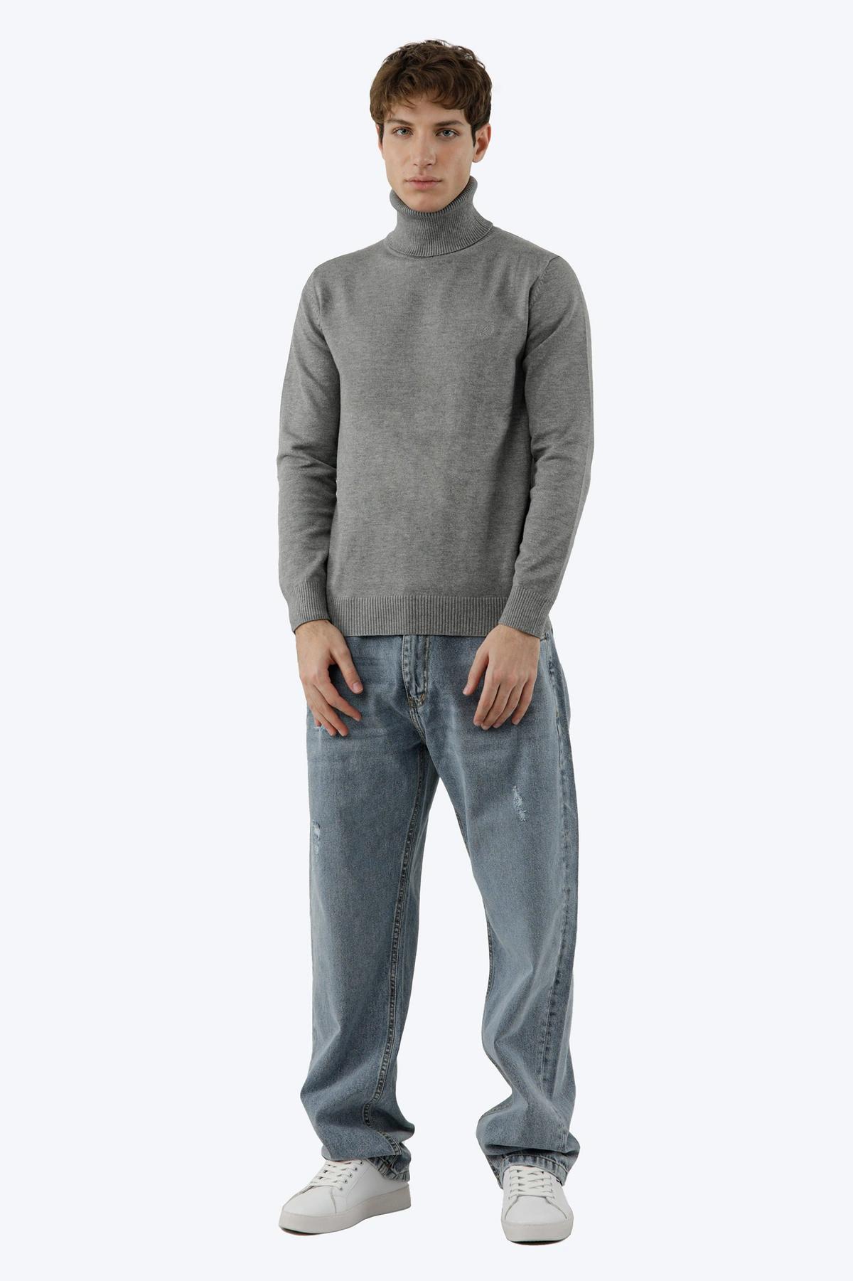 پلیور بافت مردانه یقه اسکی رنگ طوسی تیره از برند پاتن جامه ، مناسب استفاده در فصول زمستان. 