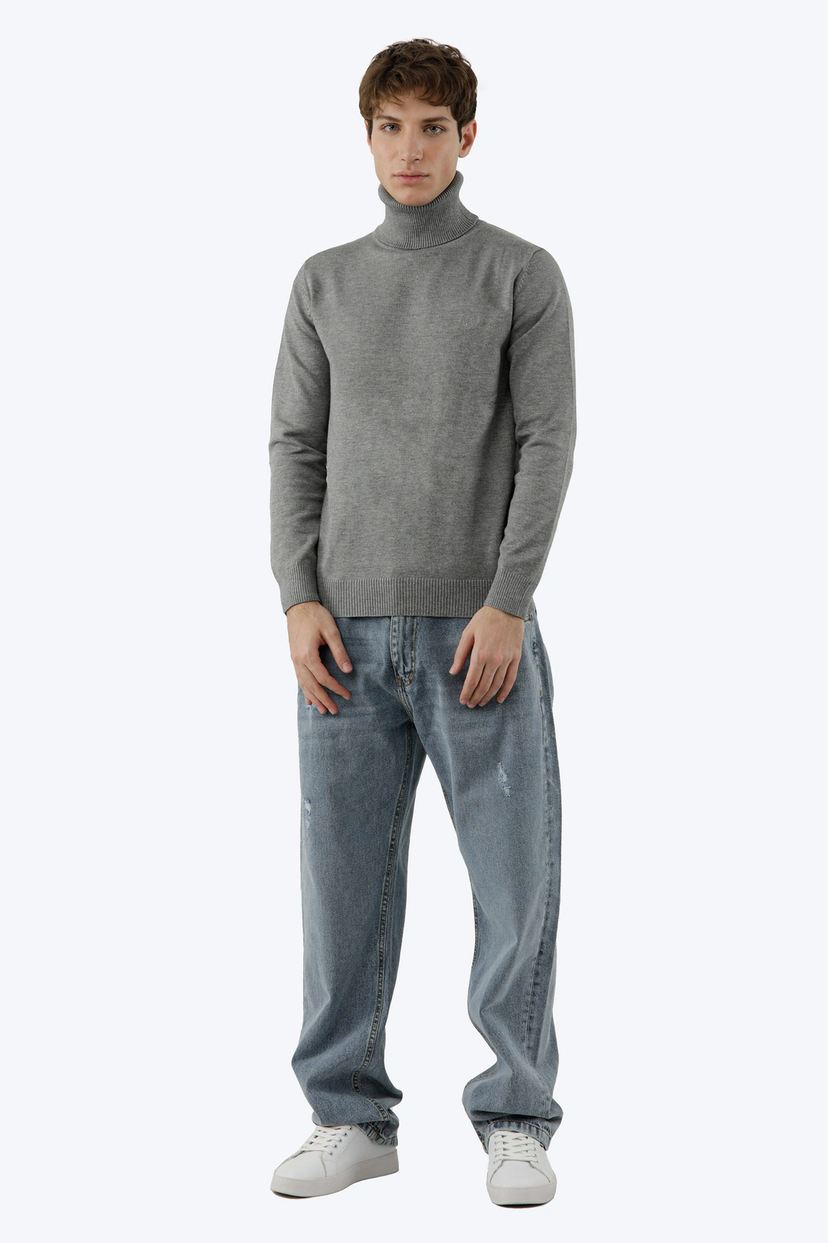 پلیور بافت مردانه یقه اسکی رنگ طوسی تیره از برند پاتن جامه ، مناسب استفاده در فصول زمستان. 