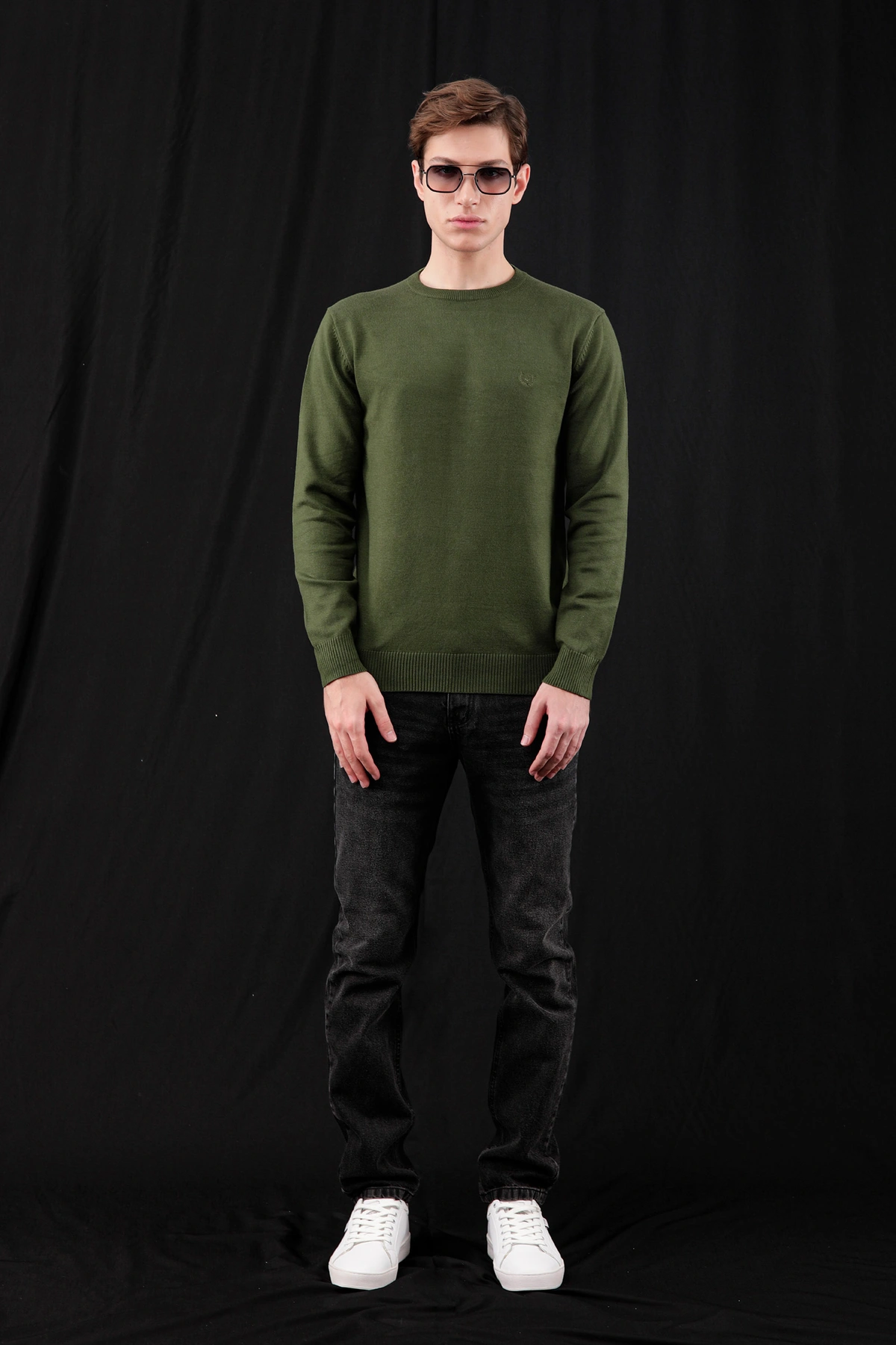 بافت یقه گرد  سبز تیره  مردانه ، تولید از برند پاتن جامه ، پلیور گرم مردانه مناسب فصول سرد.