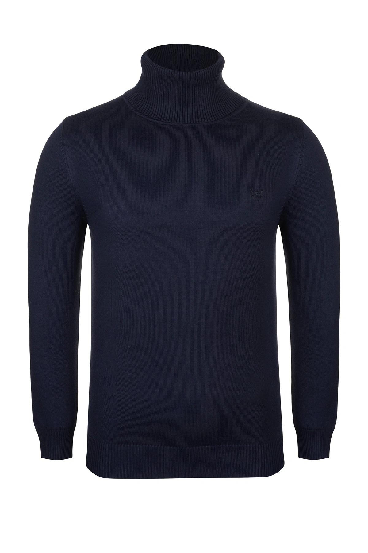 پلیور بافت مردانه یقه اسکی رنگ سرمه ای از برند پاتن جامه ، مناسب استفاده در فصول زمستان. 