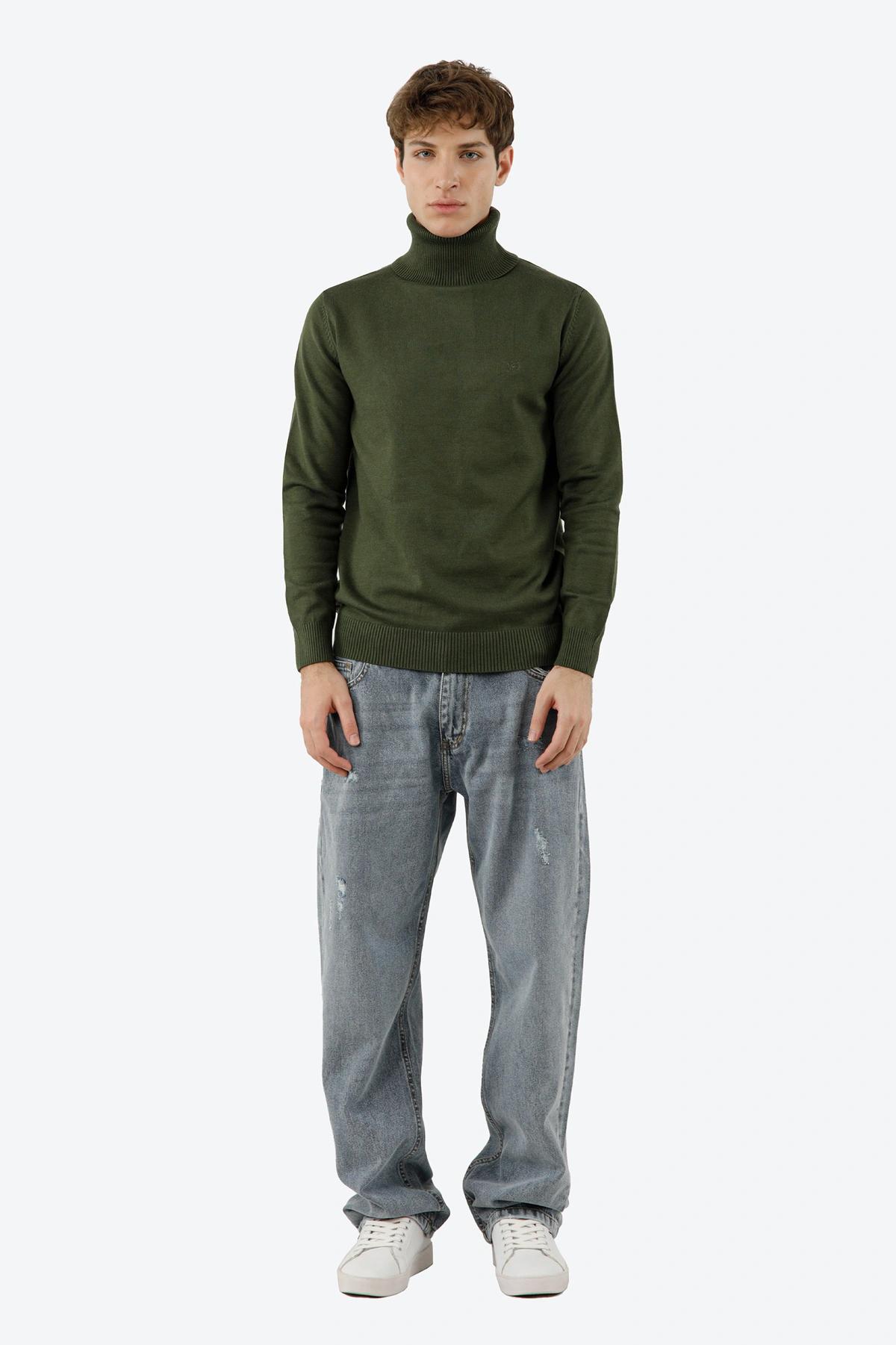 پلیور بافت مردانه یقه اسکی رنگ سبز تیره از برند پاتن جامه ، مناسب استفاده در فصول زمستان. 