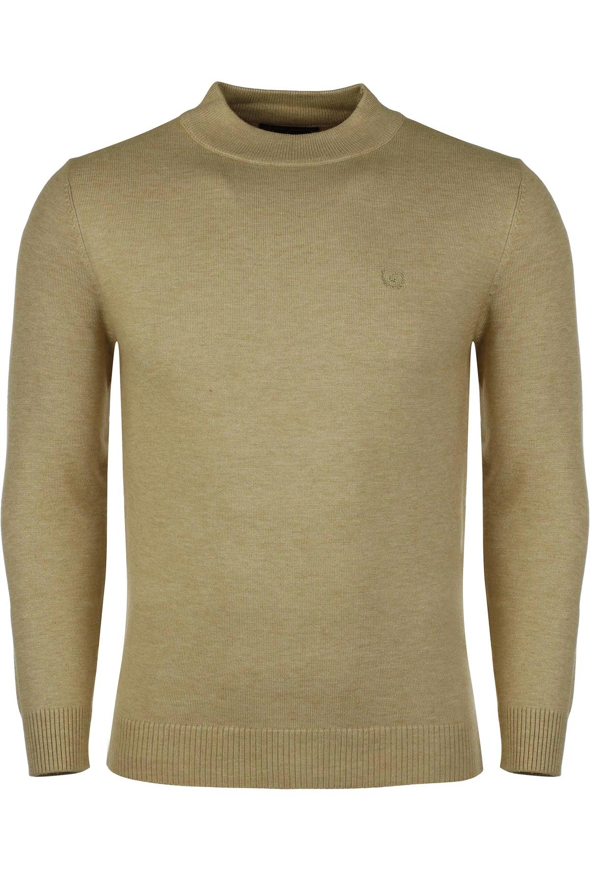 بافت یقه پنج سانت  کرم مردانه ، تولید از برند پاتن جامه ، پلیور گرم مردانه مناسب فصول سرد.