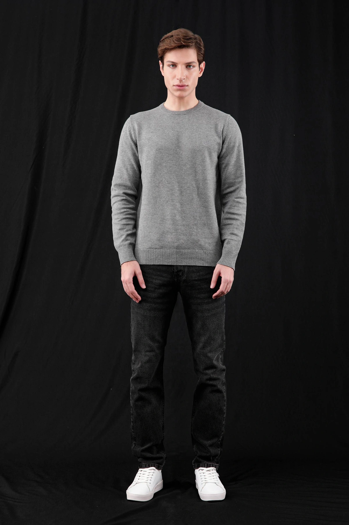 بافت یقه گرد  طوسی مردانه ، تولید از برند پاتن جامه ، پلیور گرم مردانه مناسب فصول سرد.