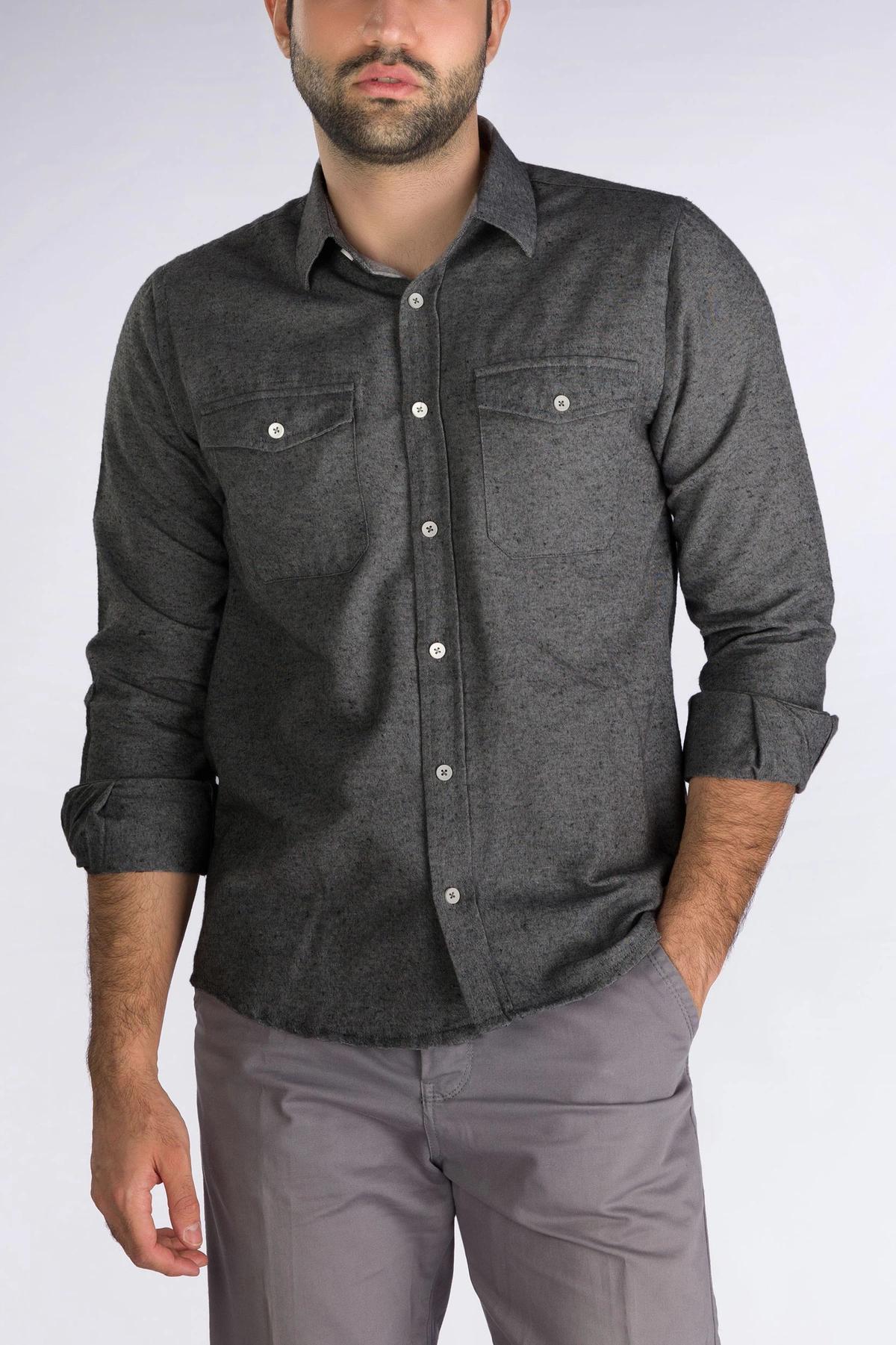 پیراهن مردانه رنگ طوسی تیره  دارای دو جیب در دار دکمه دار ، مدل پشمی آستین بلند نیمه آزاد. 