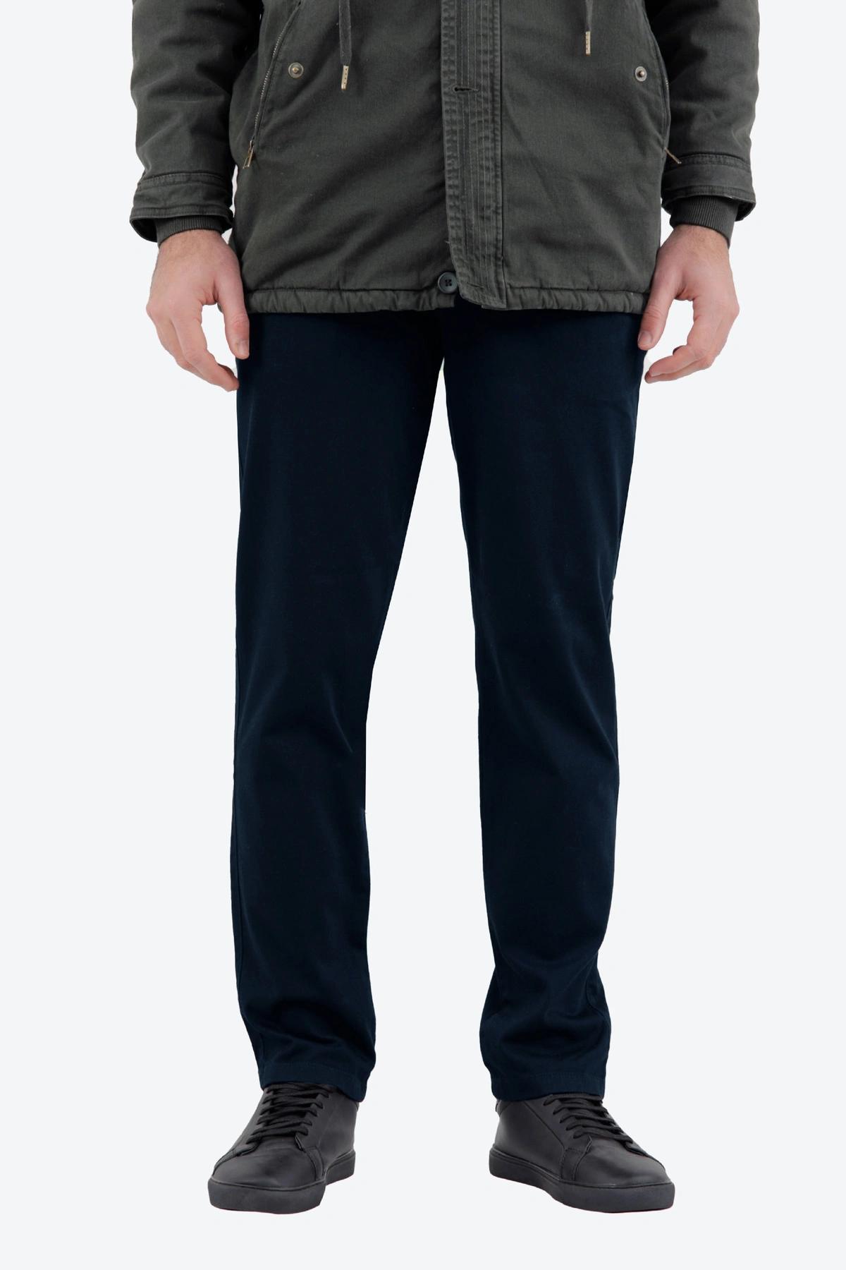 شلوار کتان مردانه مدل راسته رنگ سرمه ای با فاق متوسط ، شلوار مناسب استفاده اداری و روزمره. 