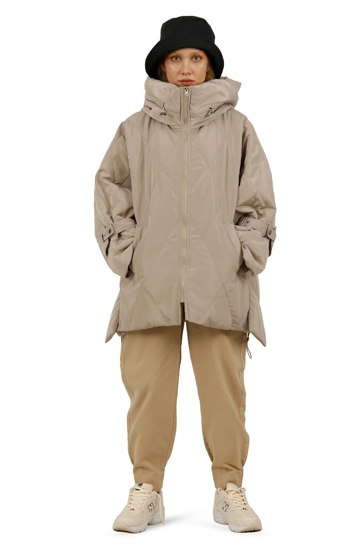 کاپشن شمعی زنانه ، مدل آزاد پفی ، کاپشن ضد آب و بادگیر ، رنگ کرم تیره براق. 