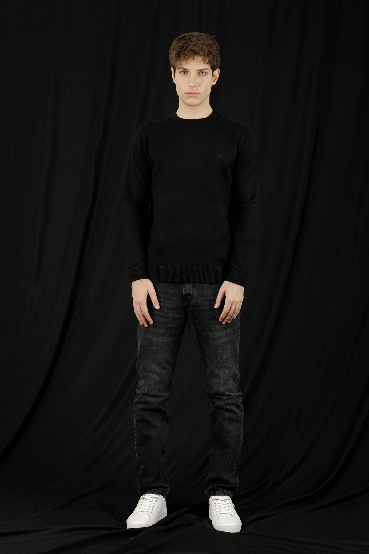 بافت یقه گرد  مشکی مردانه ، تولید از برند پاتن جامه ، پلیور گرم مردانه مناسب فصول سرد.