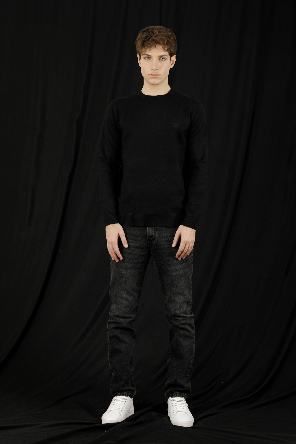 بافت یقه گرد  مشکی مردانه ، تولید از برند پاتن جامه ، پلیور گرم مردانه مناسب فصول سرد.