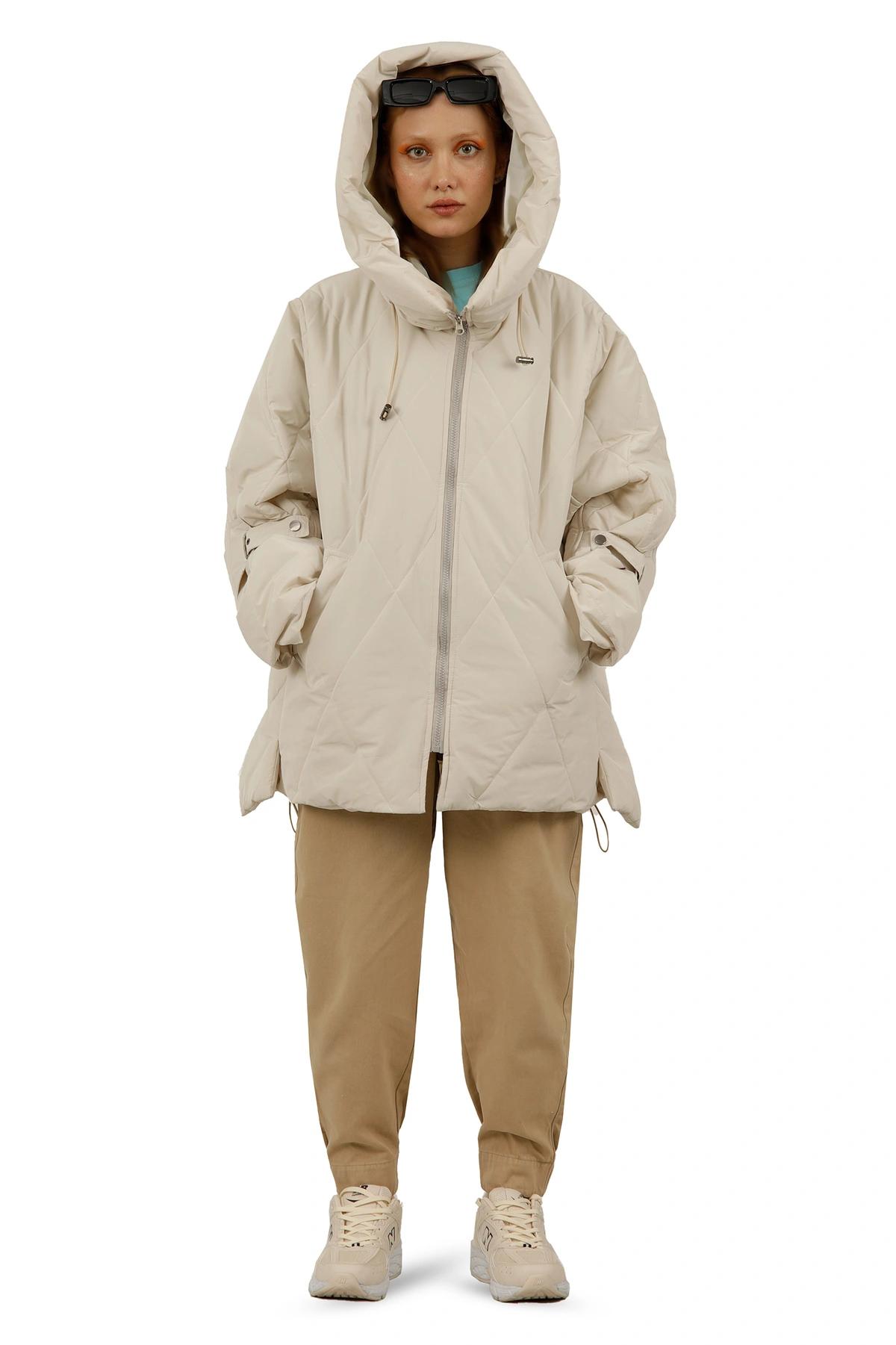 کاپشن شمعی زنانه ، مدل آزاد پفی ، کاپشن ضد آب و بادگیر ، رنگ کرم روشن براق. 