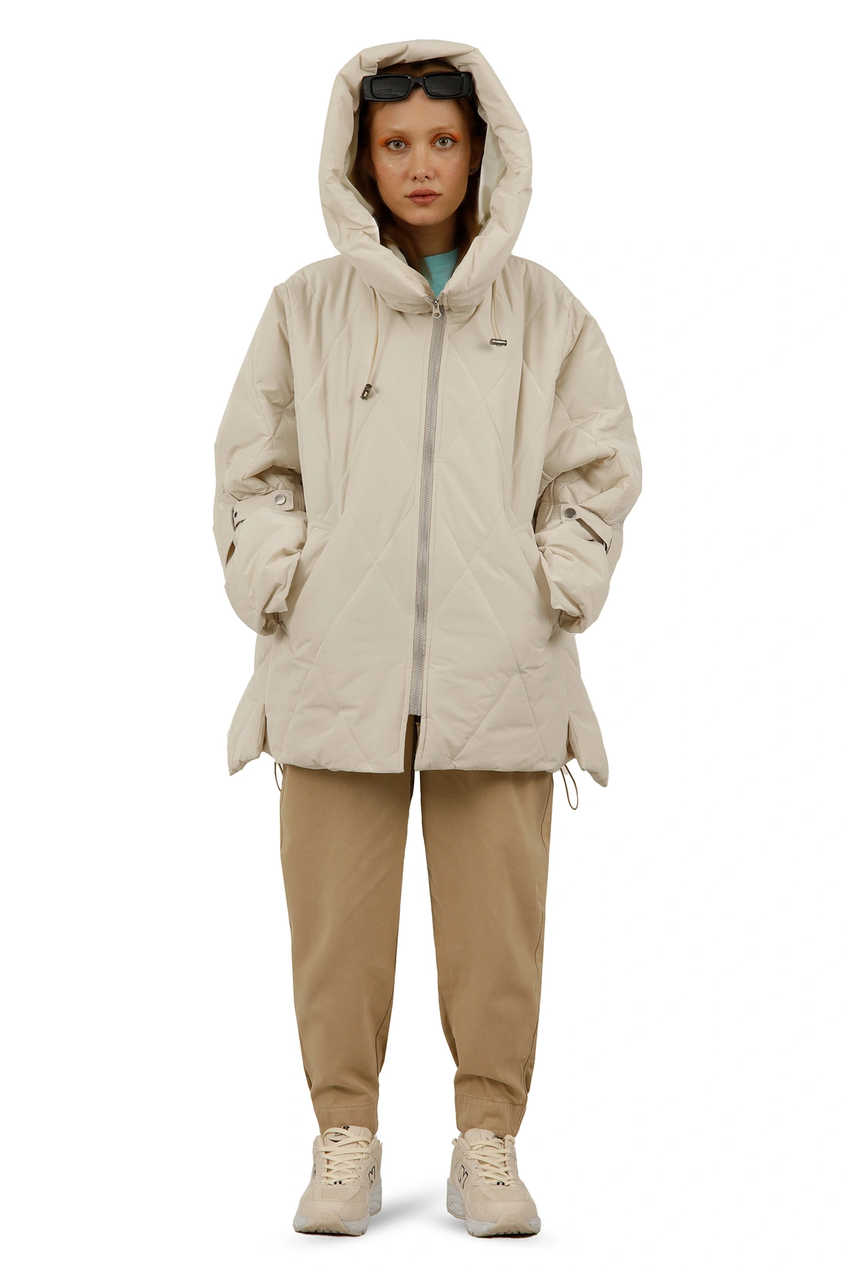 کاپشن شمعی زنانه ، مدل آزاد پفی ، کاپشن ضد آب و بادگیر ، رنگ کرم روشن براق. 