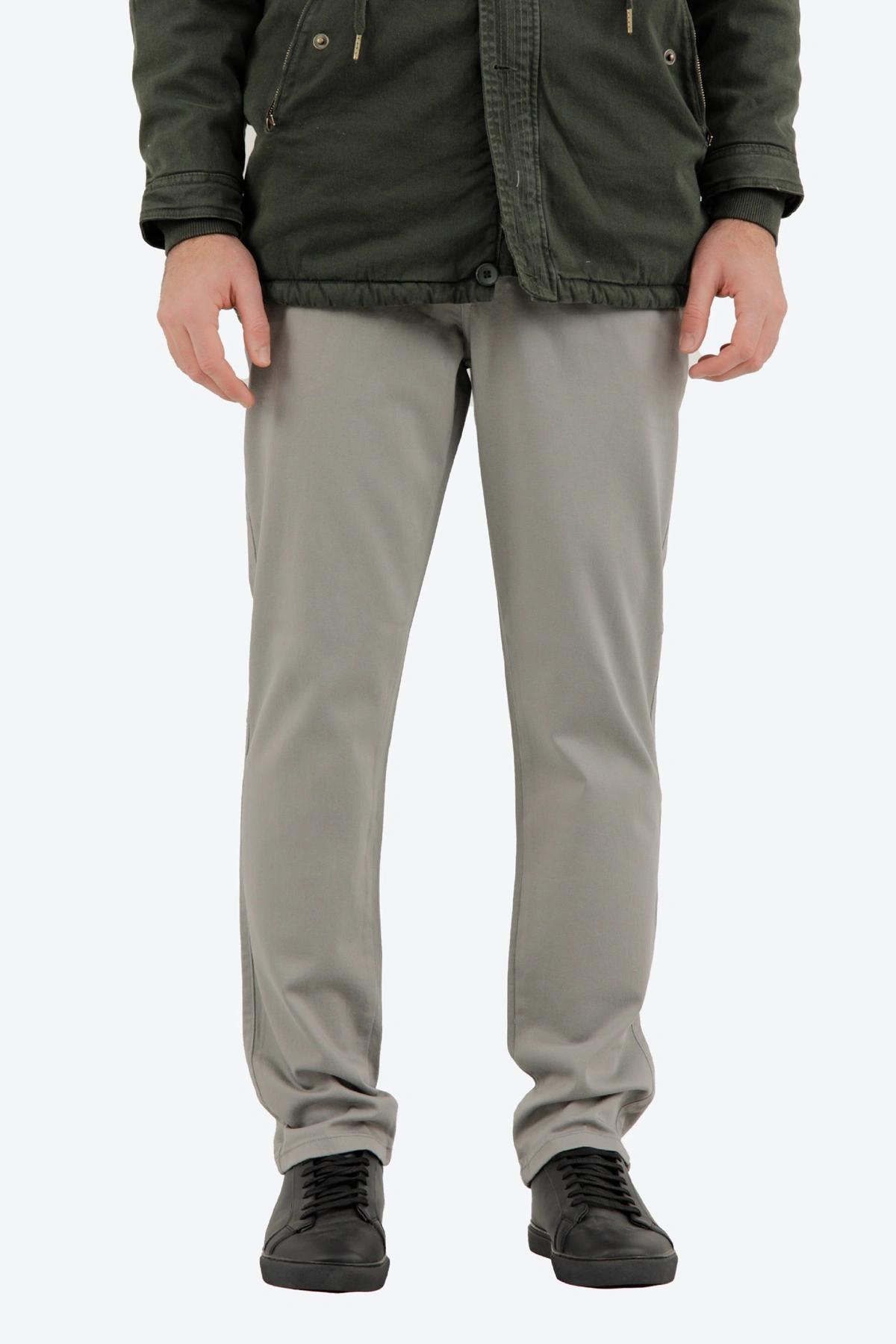 شلوار کتان مردانه مدل راسته رنگ طوسی روشن با فاق متوسط ، شلوار مناسب استفاده اداری و روزمره. 