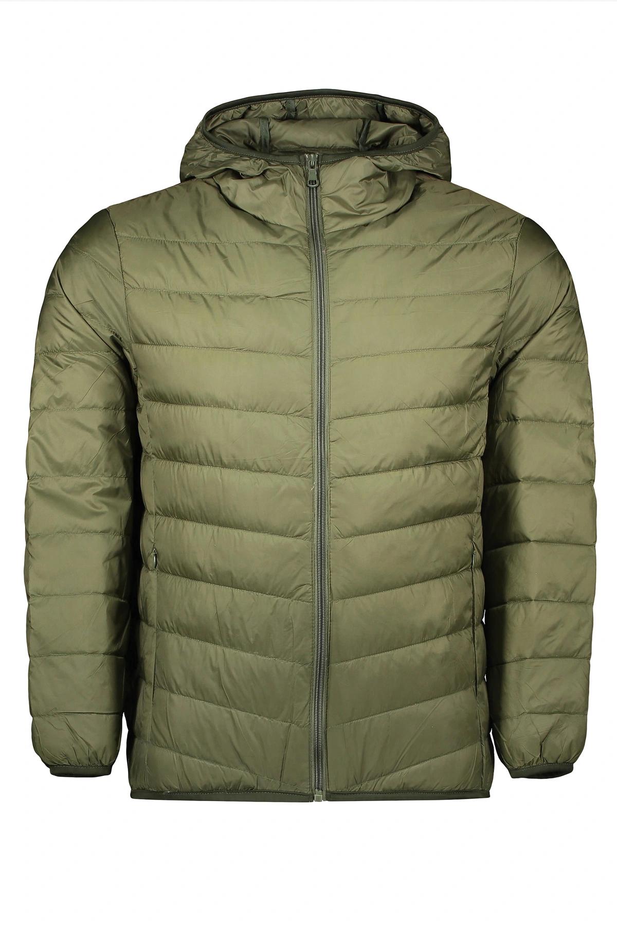 خرید کاپشن مردانه شمعی مشکی پفی ، با ضخامت متوسط کاپشن ضد آب و بادگیر از برند پاتن جامه. 