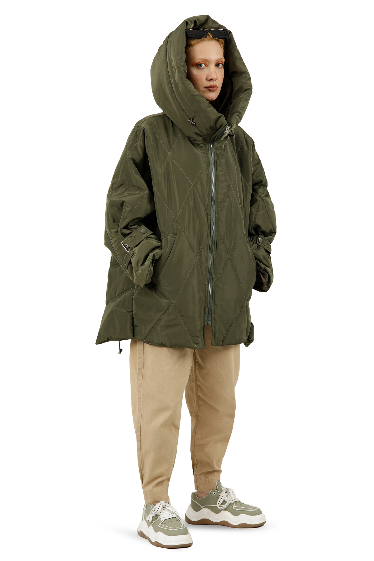 کاپشن شمعی زنانه ، مدل آزاد پفی ، کاپشن ضد آب و بادگیر ، رنگ سبز براق. 