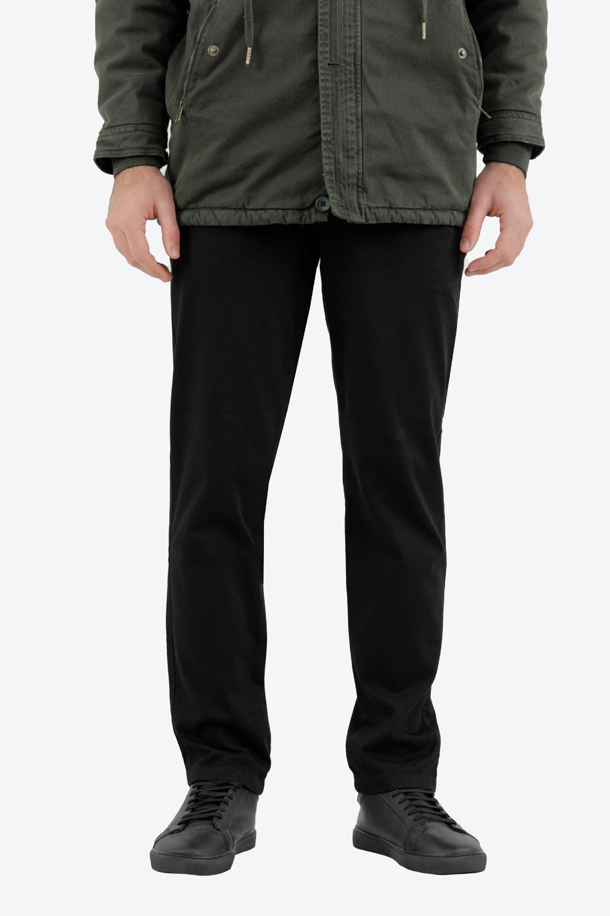 شلوار کتان مردانه مدل راسته رنگ مشکی  با فاق متوسط ، شلوار مناسب استفاده اداری و روزمره. 