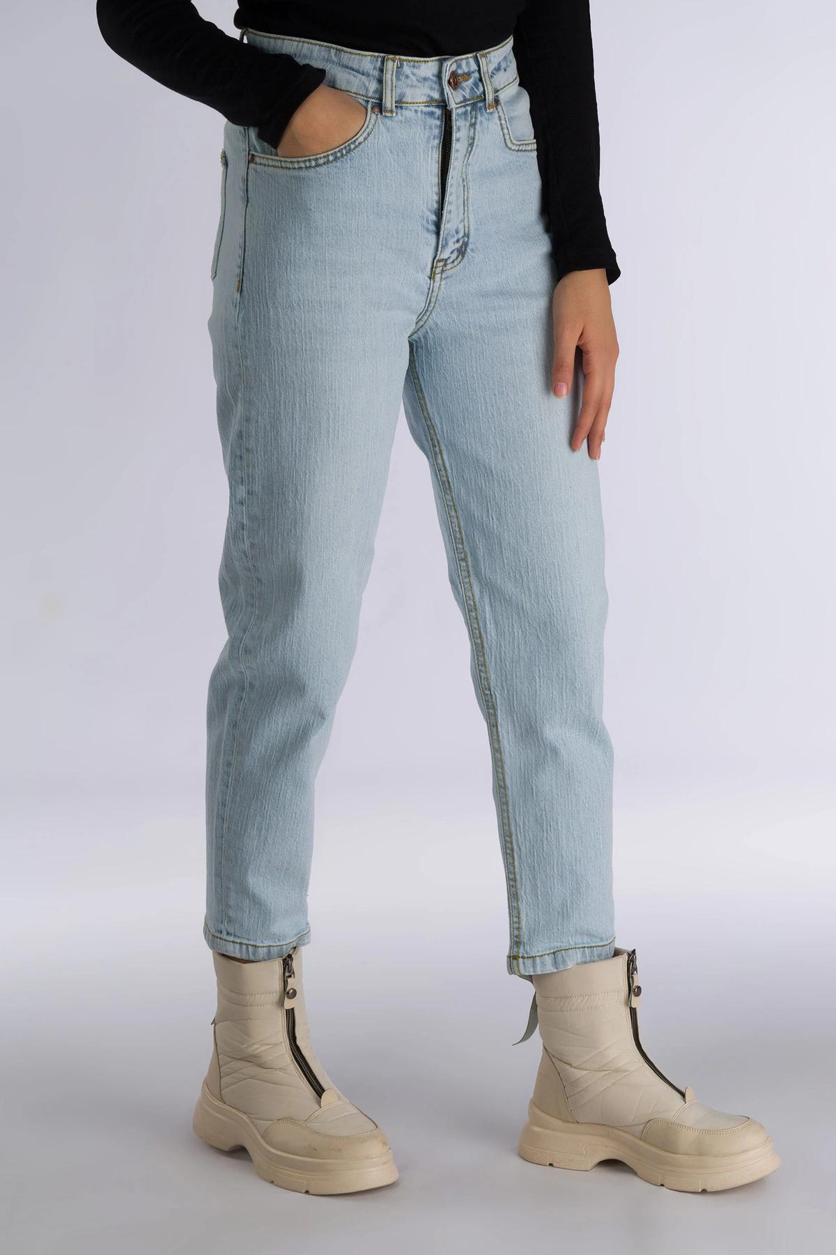 شلوار جین مام استایل زنانه رنگ روشن ، جین شیک و روشن با ضخامت متوسط.