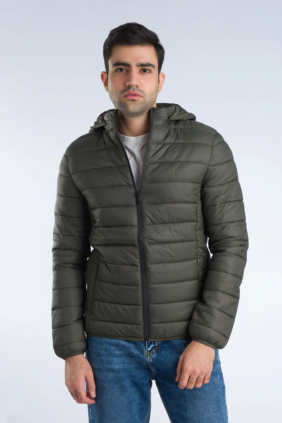 خرید کاپشن مردانه شمعی سبز پفی ، با ضخامت متوسط کاپشن ضد آب و بادگیر از برند پاتن جامه. 