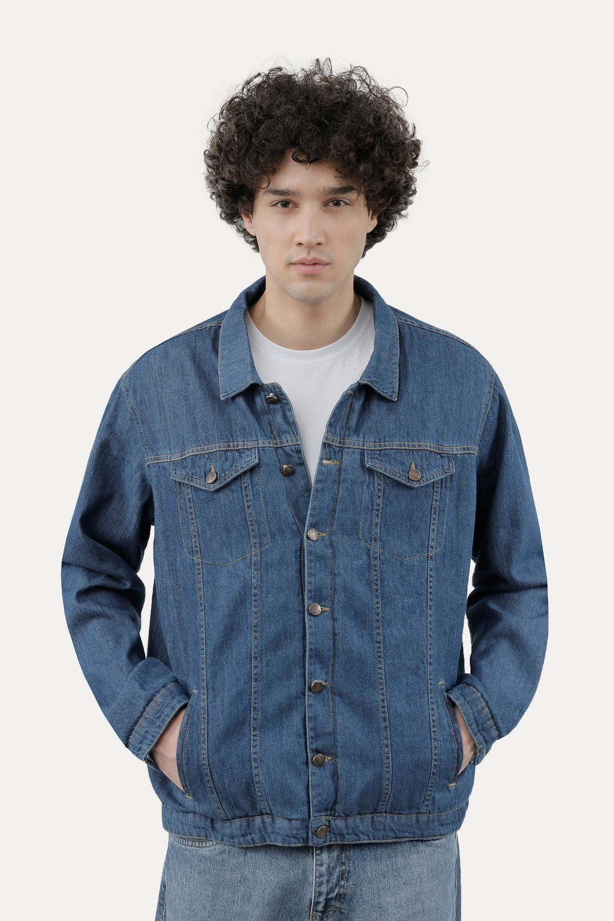 خرید کاپشن جین مردانه تولید پاتن جامه می باشد. جین با ضخامت بالا داخل دارای خز می باشد. کاپشن پاییزه