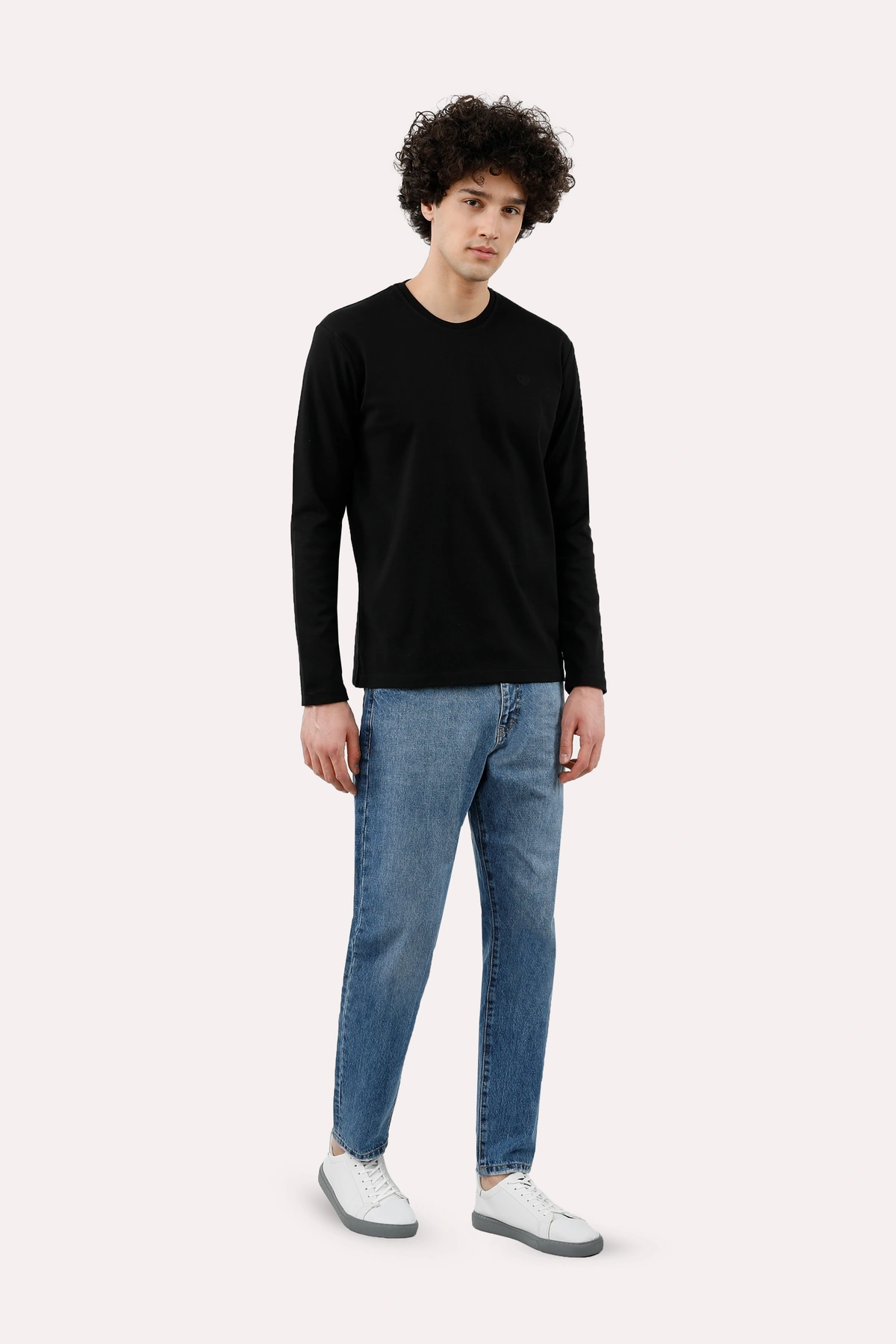 خرید تیشرت آستین بلند مردانه استایل نسبتاً جذب  رنگ مشکی تولید پاتن جامه می باشد. جنس تیشرت صد در صد