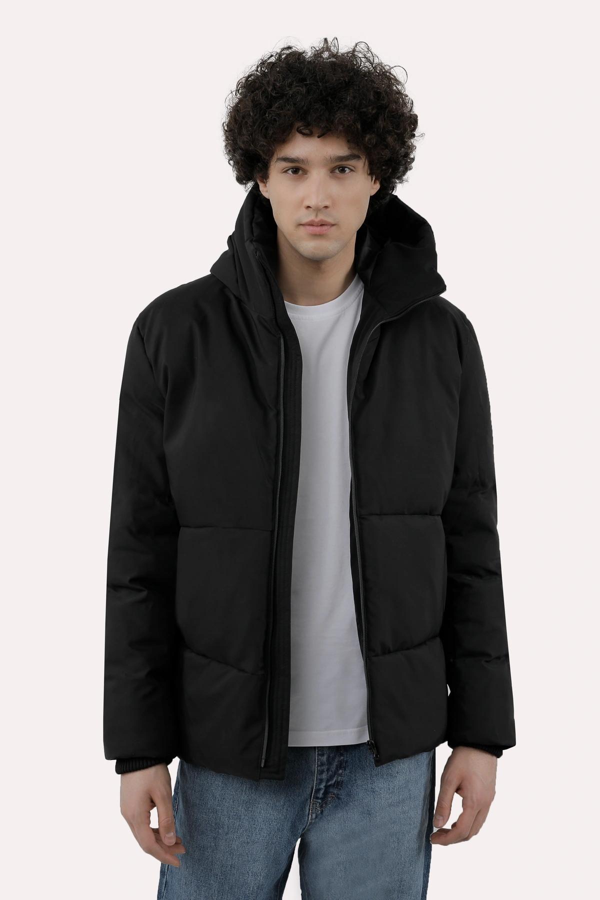 کاپشن شمعی مردانه پاتن جامه. شمعی ضد آب با دارای آستری ضخیم از الیاف طبیعی می باشد. دو جیب داخلی و  