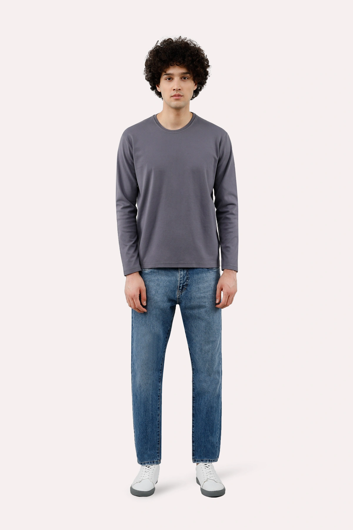 تیشرت آستین بلند مردانه استایل نسبتاً جذب رنگ طوسی تولید پاتن جامه می باشد. جنس تیشرت صد در صد پنبه 