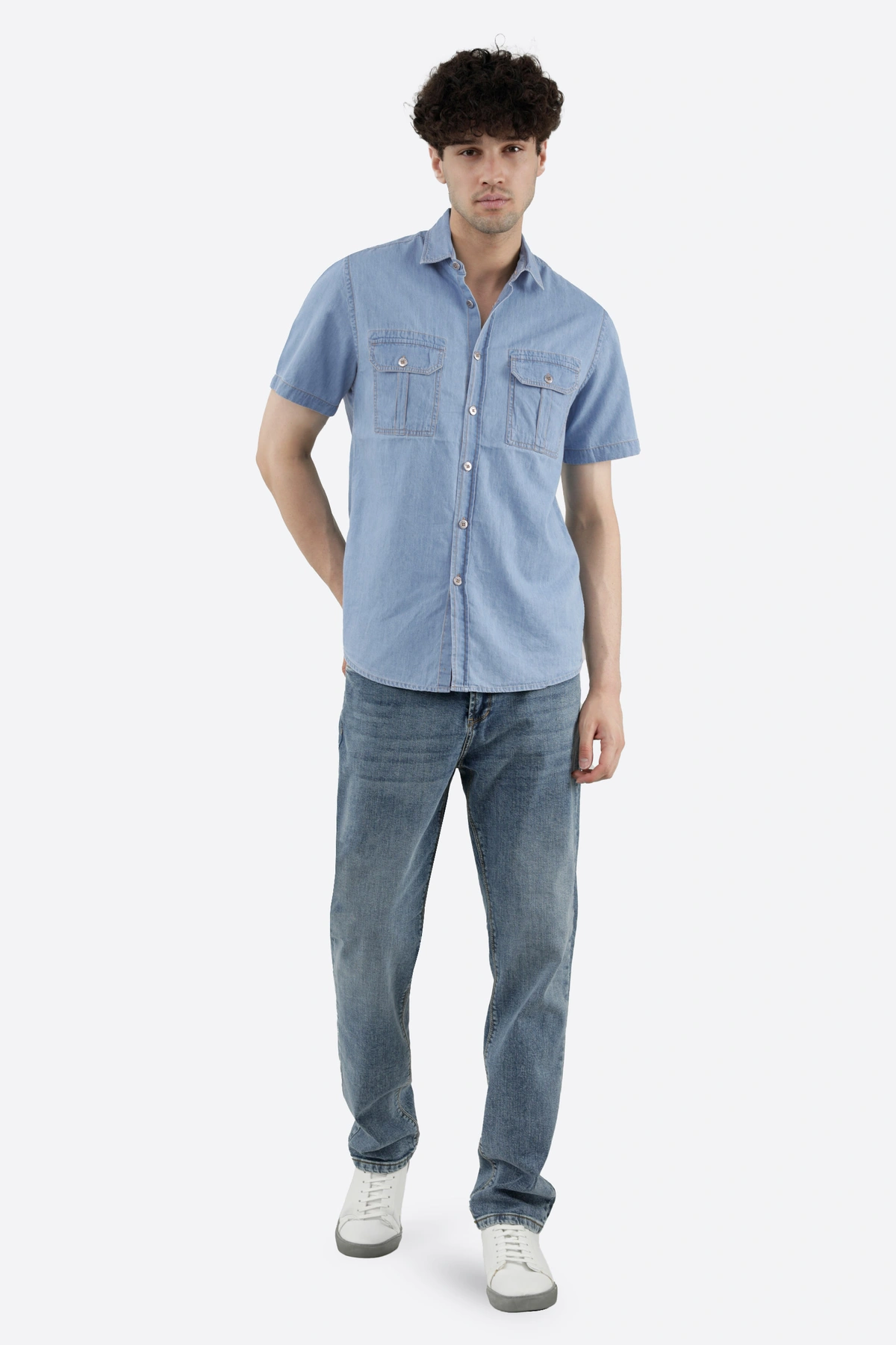 پیراهن جین روشن آستین کوتاه مردانه از برند پاتن جامه , پیراهن دو جیب جین. 