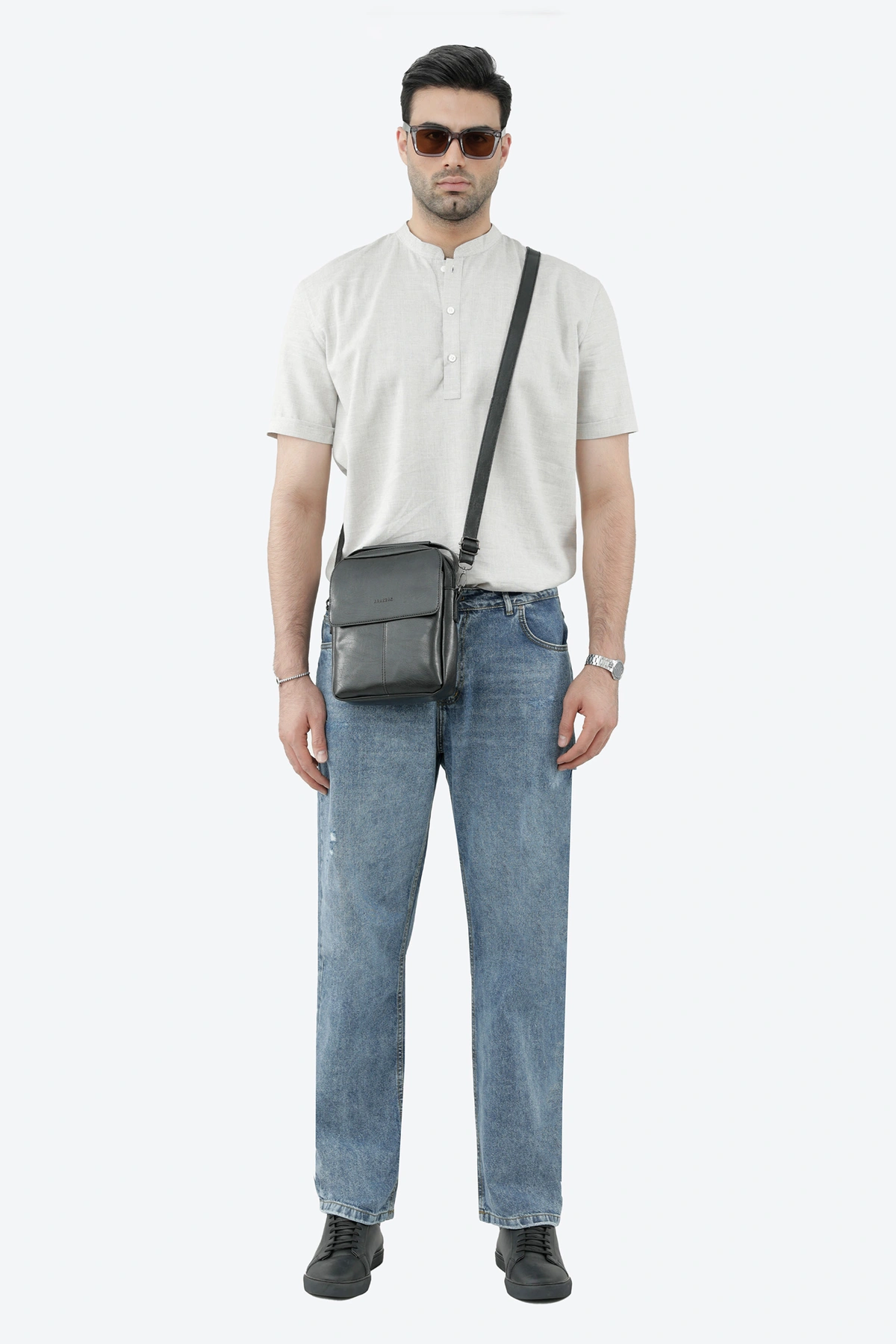 پیراهن آستین کوتاه مردانه یقه فرنچ رنگ طوسی روشن از برند پاتن جامه. پیراهن استایل آزاد.