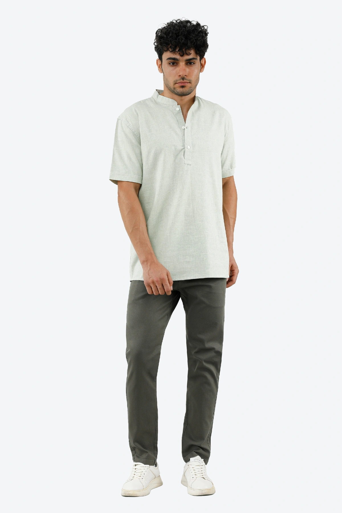 پیراهن آستین کوتاه مردانه یقه فرنچ رنگ سبز روشن از برند پاتن جامه. پیراهن استایل آزاد. 