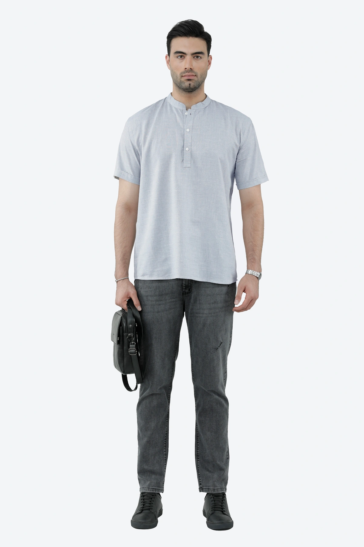 پیراهن آستین کوتاه مردانه یقه فرنچ رنگ آبی از برند پاتن جامه. پیراهن استایل آزاد. 