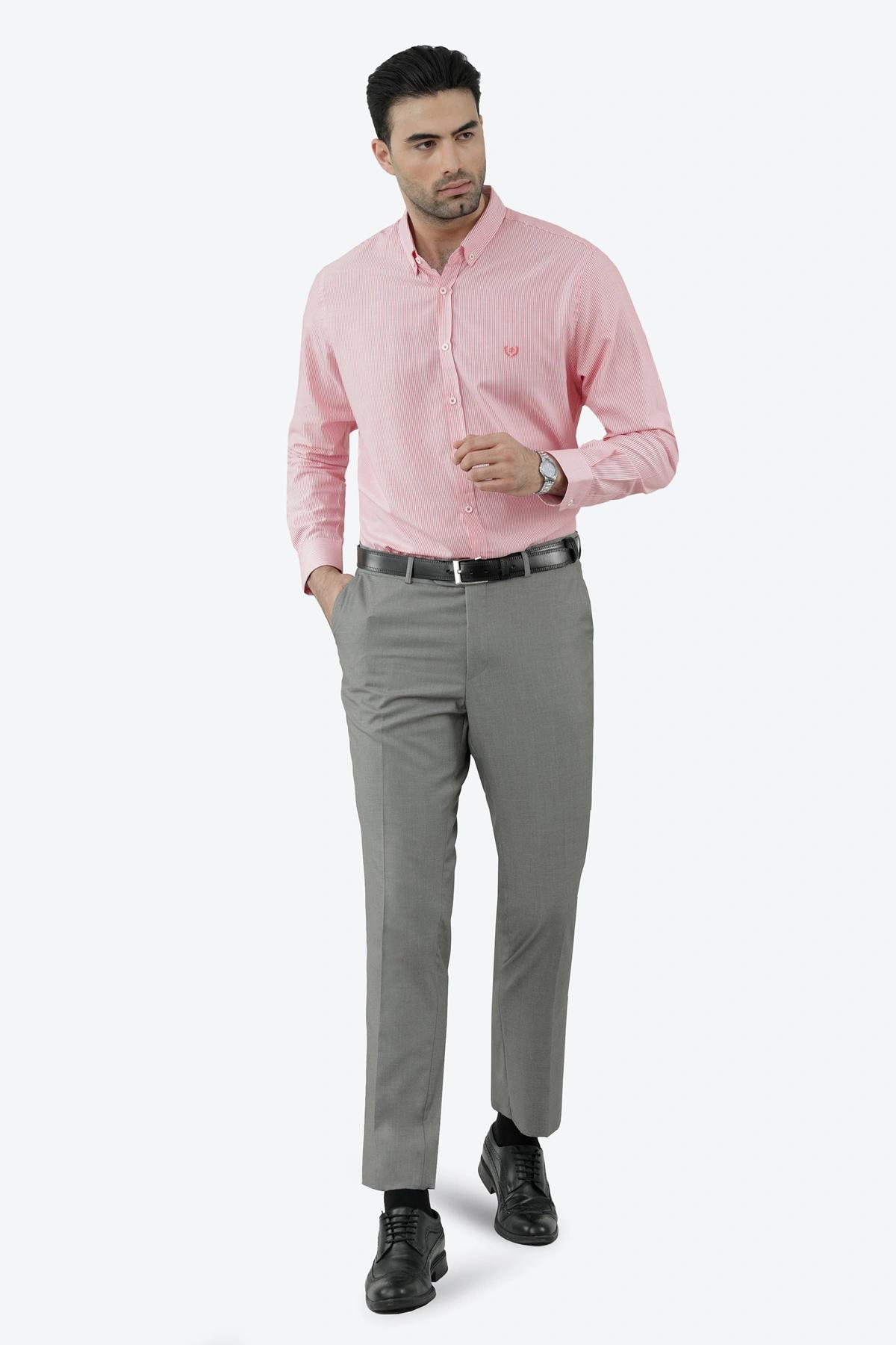 پیراهن آستین بلند مردانه طرح راه راه قرمز و سفید. استایل پیراهن رگولار از برند پاتن جامه. 