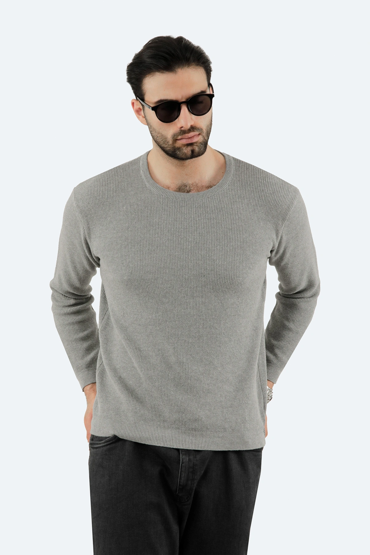 بافت مردانه رنگ طوسی روشن ، بافت یقه گرد استایل نیمه جذب. 