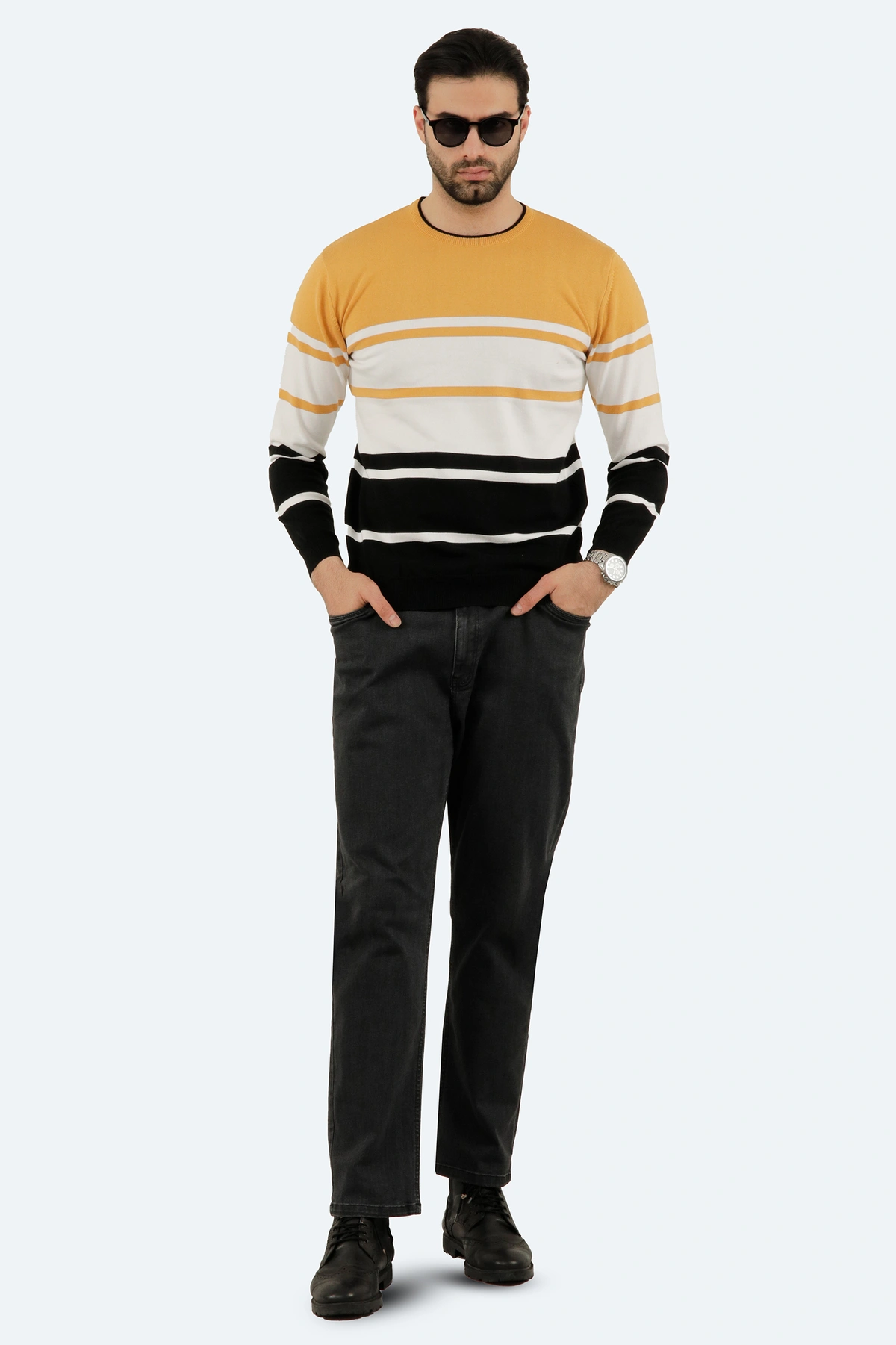 پلیور بافت مردانه ، یقه گرد سر آستین دور کمر و یقه کشبافت، رنگ آجری و سفید مشکی طرح دار. 