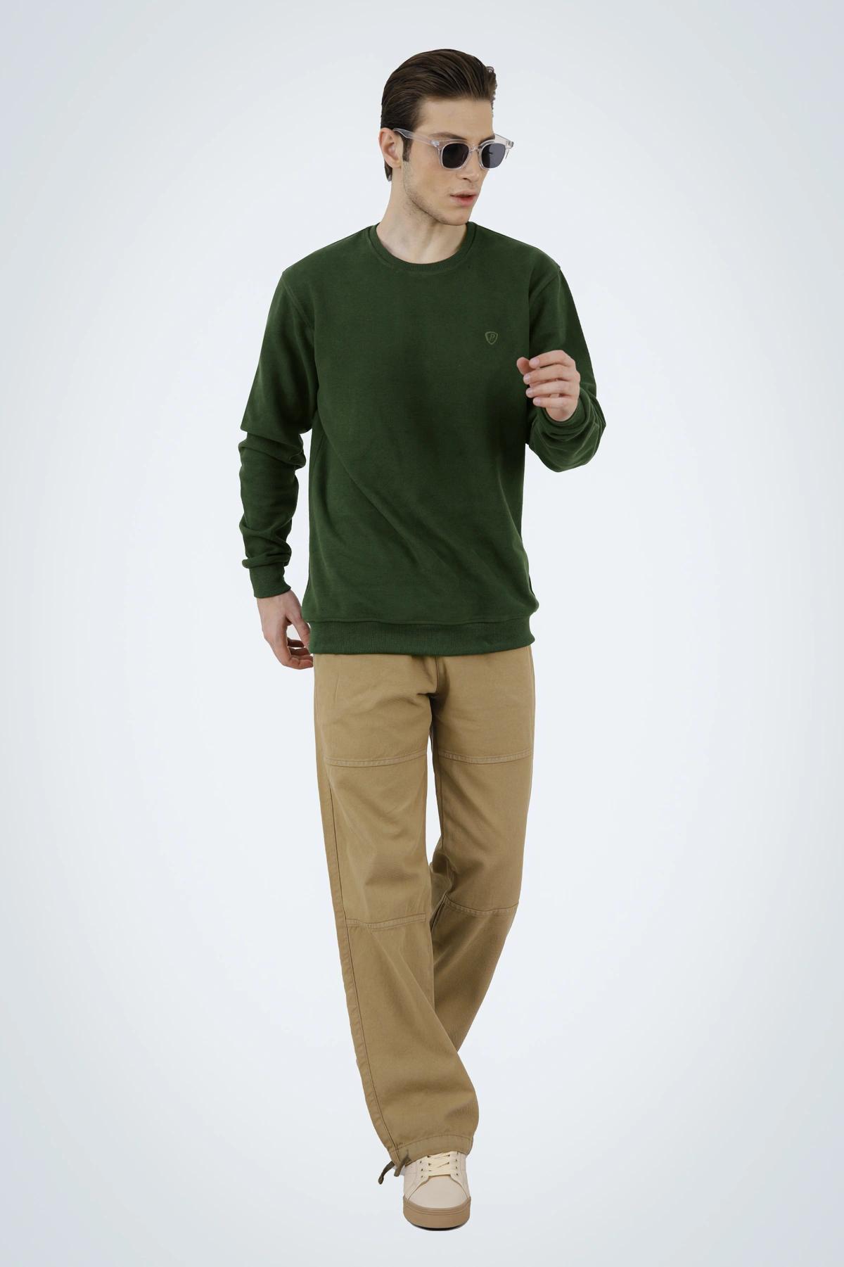 تیشرت آستین سلانیک مردانه ، رنگ سبز تیره یقه کشبافت آستین بلند قواره دار معمولی.